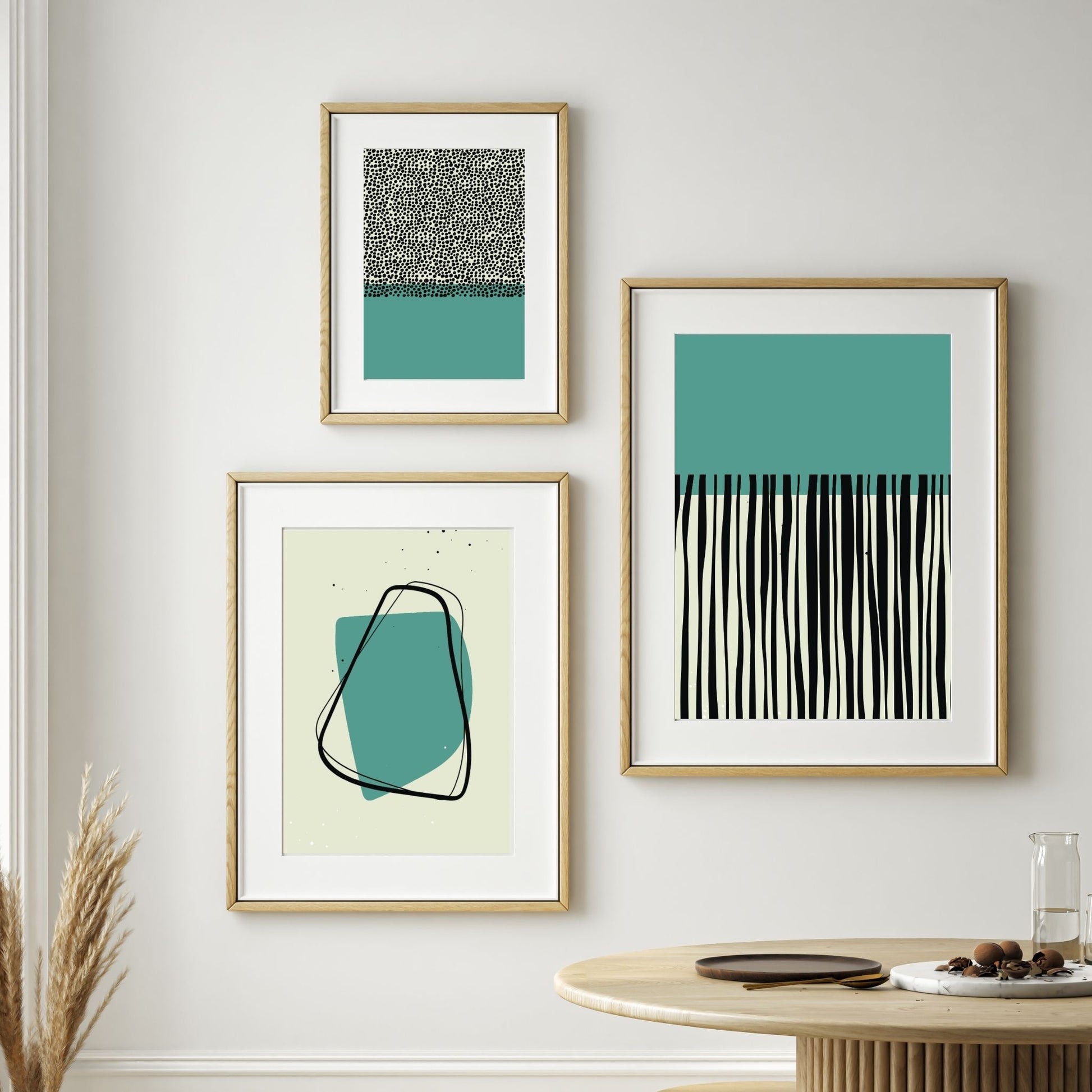 Grafisk abstrakte kunstplakat kombinerer elegant svart og grønn på en subtil beige bakgrunn. Illustrasjonsfoto viser serien "Minimal Abstract Art Collection - Green" som plakat i treramme.