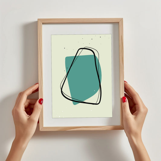 Grafisk abstrakte kunstplakat kombinerer elegant svart og grønn på en subtil beige bakgrunn. Illustrasjonsfoto viser plakat i treramme.