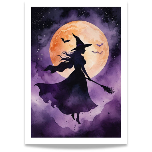 “Moonlight Flight” er et klassisk Halloween-motiv i moderne akvarellstil. En silhouett av en heks på sopelime svever foran fullmånen, omgitt av lilla skyer og glødende nattehimmel.