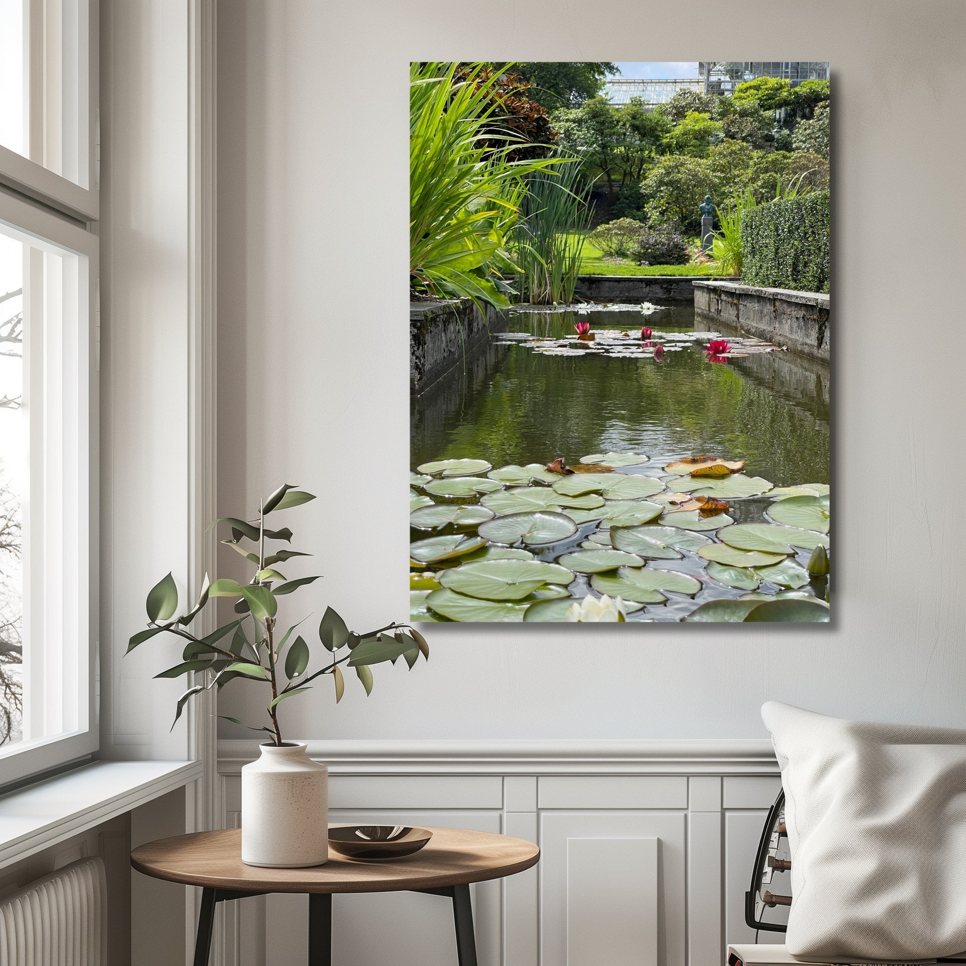 Fotografi av en hvit vannlilje i Musèhagen, Bergen. Illustrasjonsfoto viser motivet på lerret.
