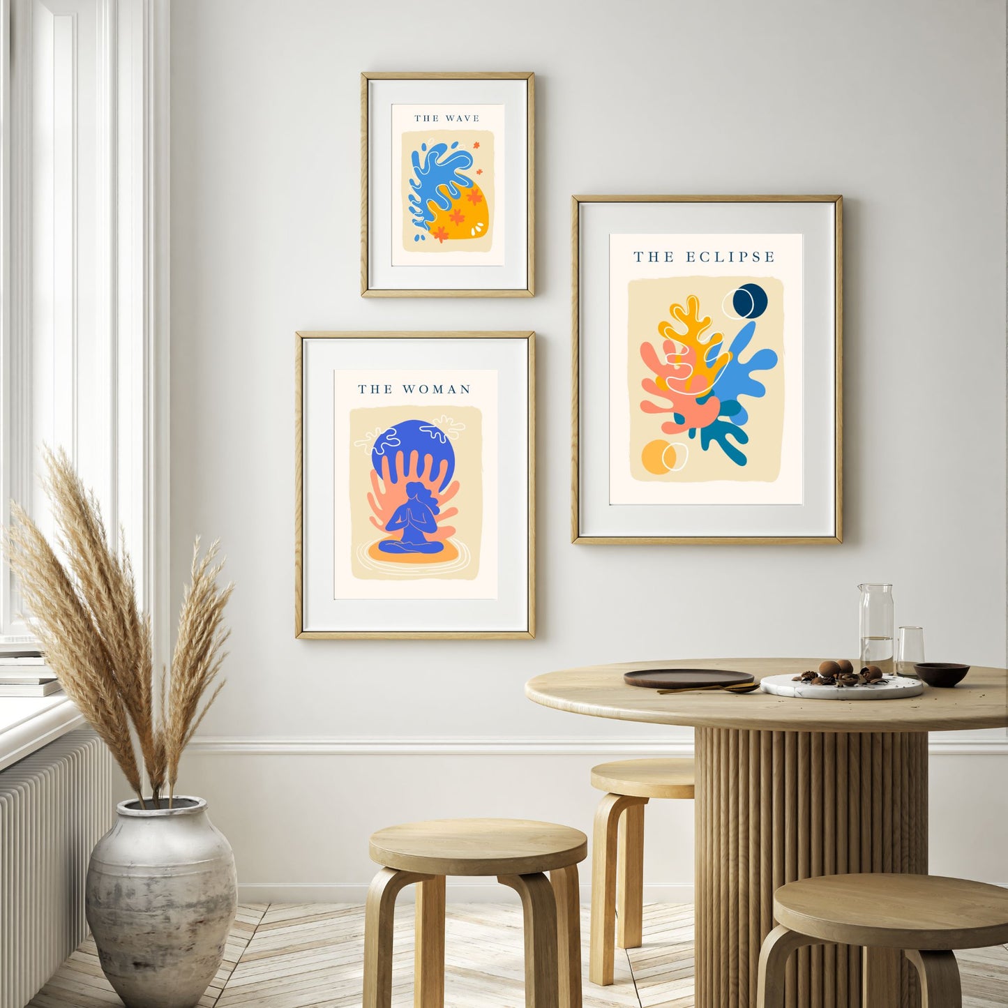 Illustrasjonsfoto viser tre Matisse-inspirerte abstrakte kunstverk i lyse rammer. 