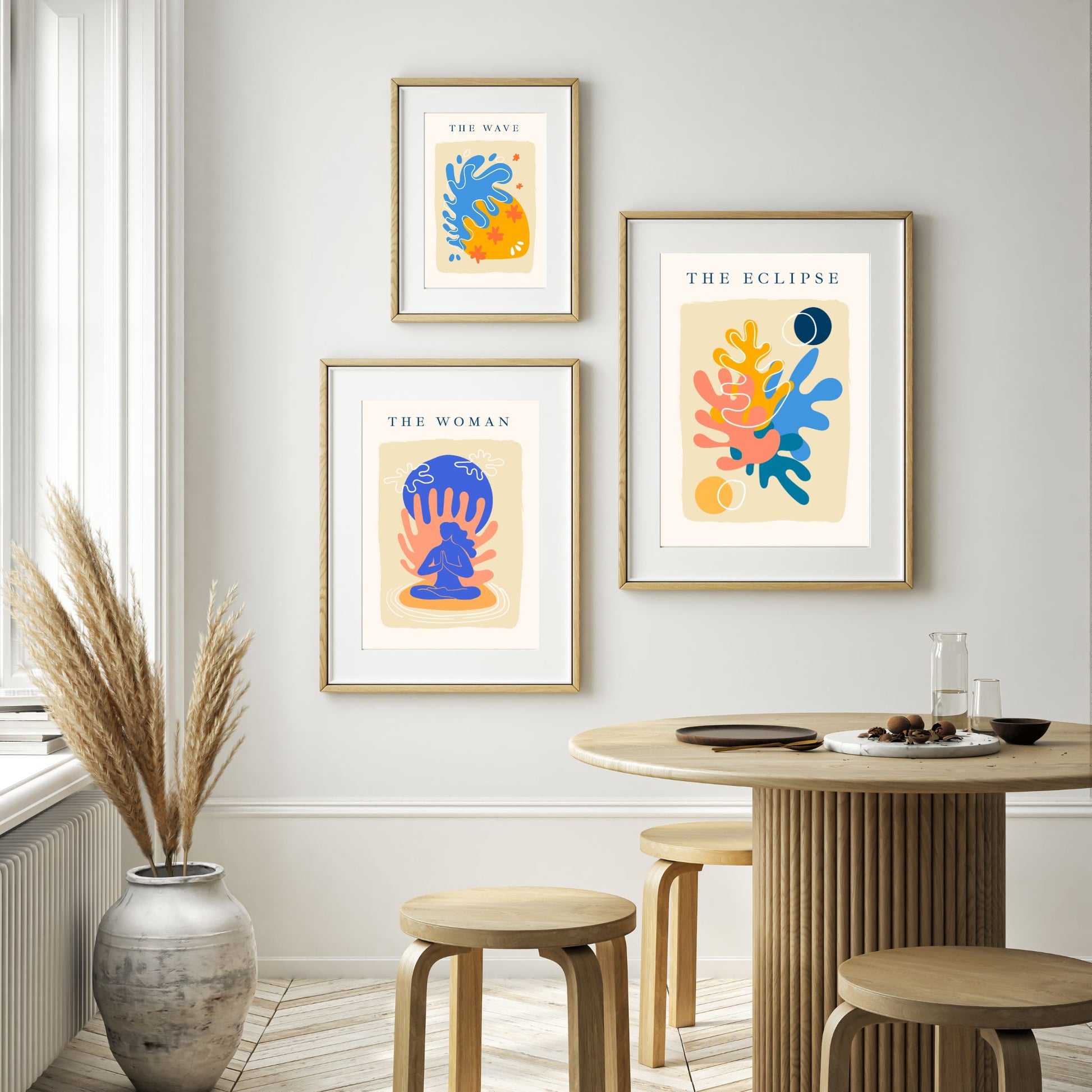 Illustrasjonsfoto viser tre Matisse-inspirerte abstrakte kunstverk i lyse rammer. 
