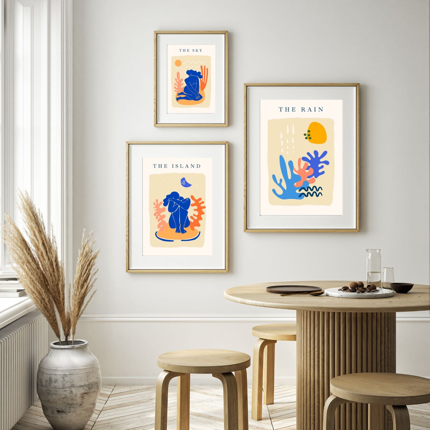 Illustrasjonsfoto viser tre Matisse-inspirerte abstrakte kunstverk i lyse rammer. 