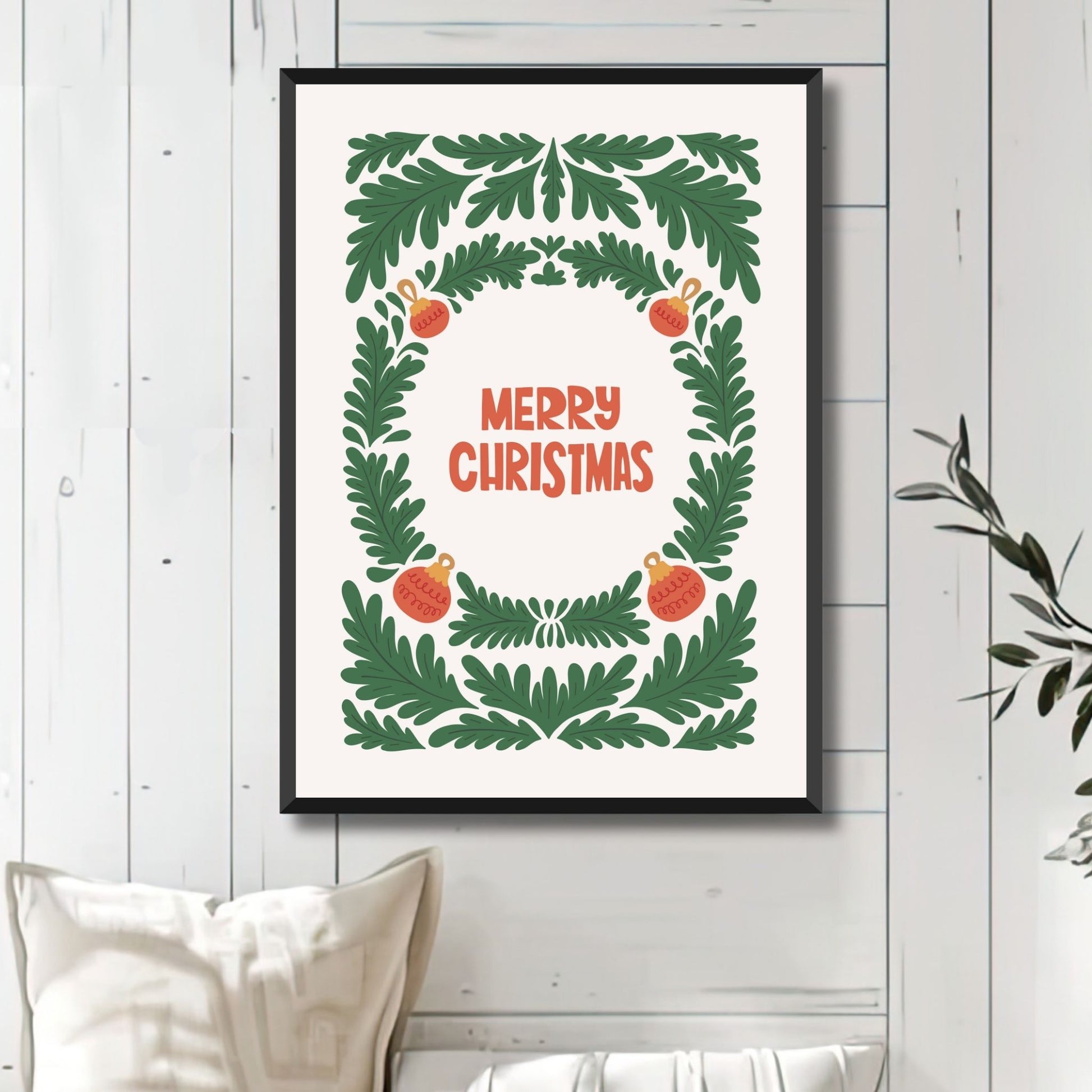 Dette tidløse designet viser en elegant grønn krans dekorert med julepynt, som omkranser teksten "Merry Christmas" i en varm rød farge. Illustrasjonsfoto viser plakat i sort ramme.