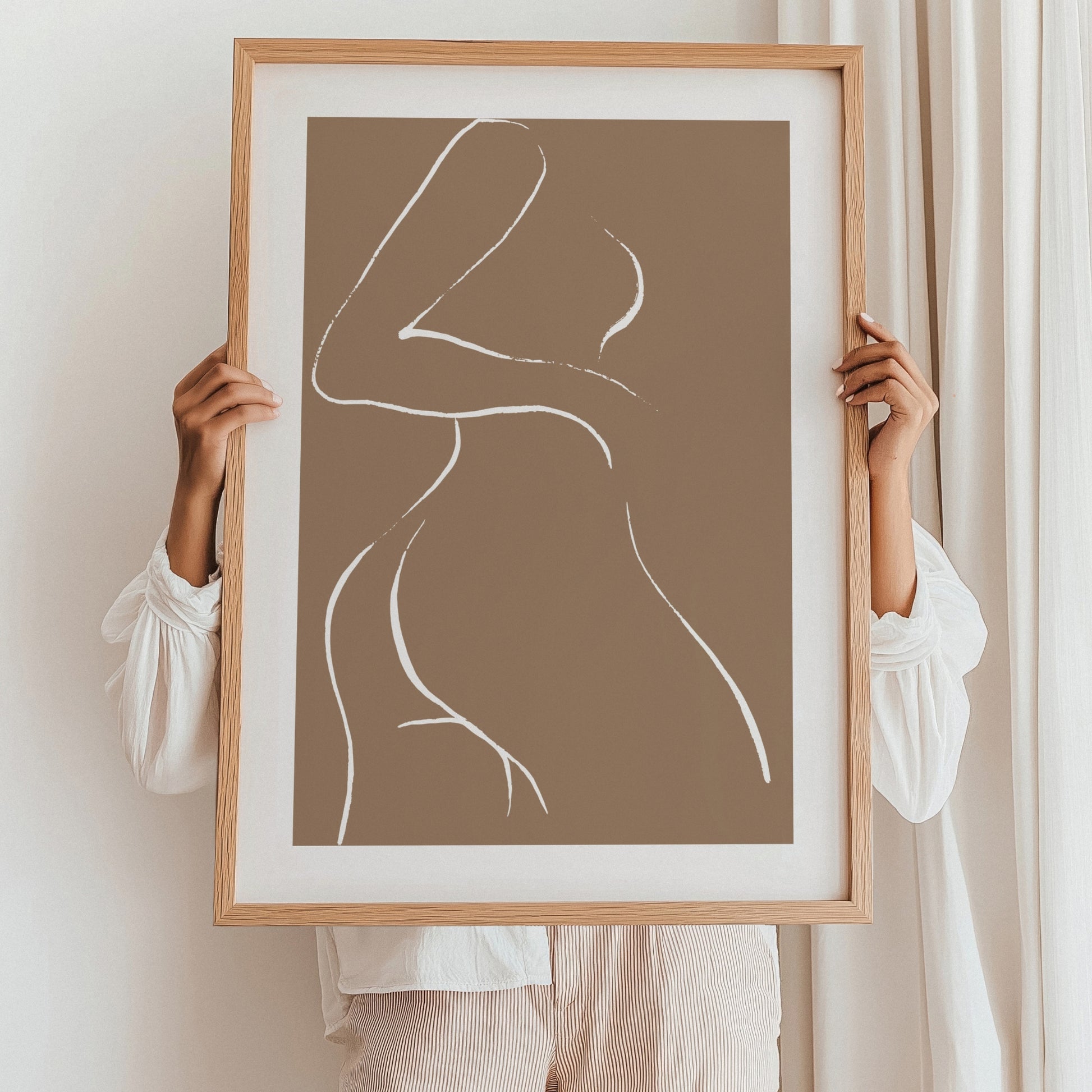 Dette elegante kunstverket fremhever en abstrakt silhuett av en kropp, tegnet med rene hvite linjer mot en bakgrunn i varme jordtoner. Illustrasjonen viser plakat med passepartout i eik ramme.