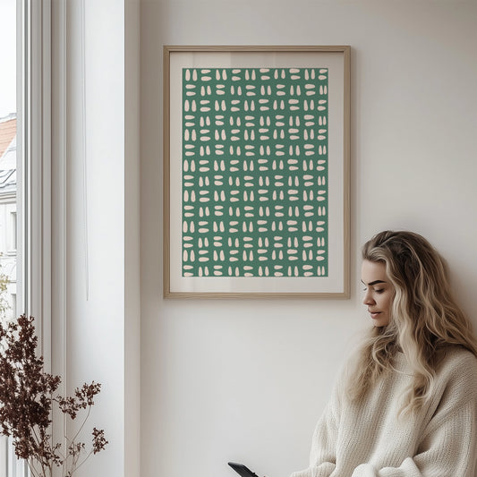 Denne plakaten er trykket på høykvalitets papir med en matt finish, noe som fremhever de myke detaljene i designet. Ideell for stue, soverom eller kontor, og fungerer både som et statement-piece eller en del av en gallerivegg. Illustrasjon viser plakkat med passepartout i ramme av eik.