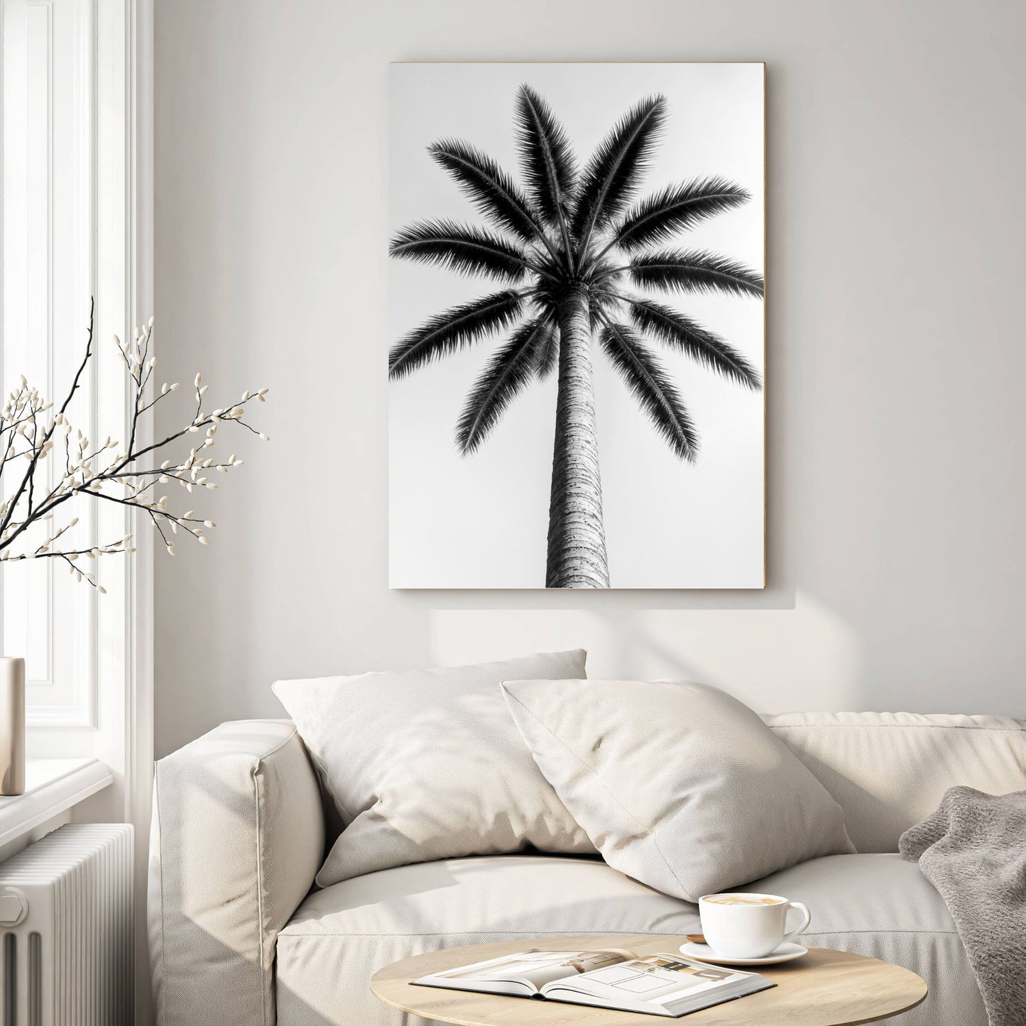 Stilren svart-hvitt-motivet av en palme sett nedenfra skaper en imponerende visuell effekt, perfekt for deg som elsker skandinavisk design og tidløse kontraster. Illustrasjon viser motivet på lerret.