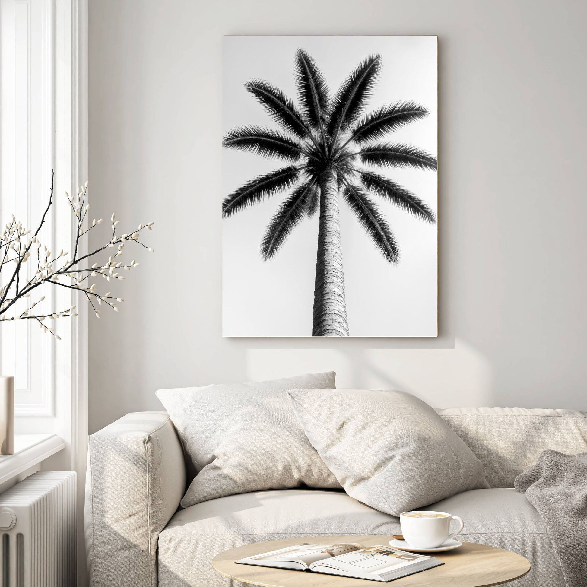 Stilren svart-hvitt-motivet av en palme sett nedenfra skaper en imponerende visuell effekt, perfekt for deg som elsker skandinavisk design og tidløse kontraster. Illustrasjon viser motivet på lerret.