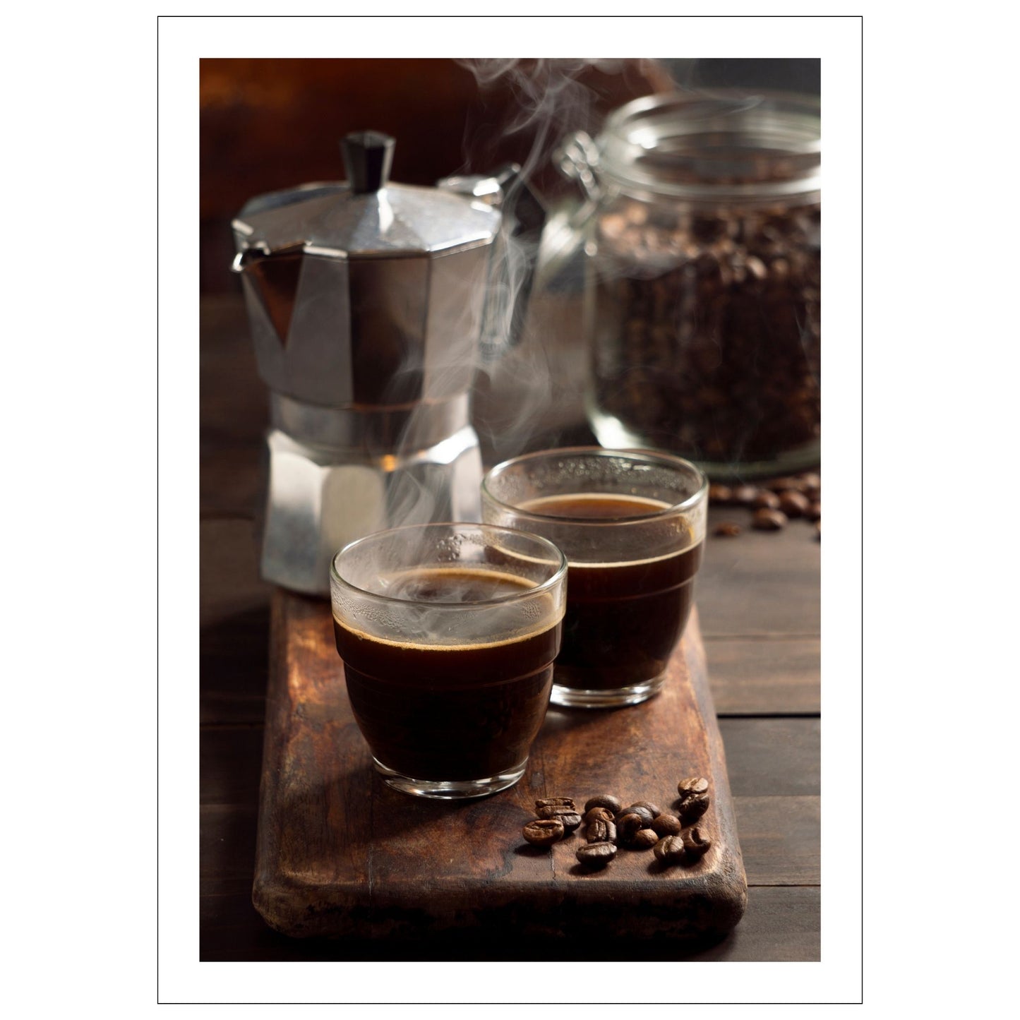 Dekorativ plakat av en tradisjonell Italiensk kaffebrygger og to rykende varme kopper espresso. Plakaten vil passe perfekt på en kjøkkenvegg, og skaper atmosfære på kjøkkenet. Det er nesten så man kan kjenne den gode kaffelukta. Plakaten har en hvir kant som gir bildet dybde og fremhever motivet.