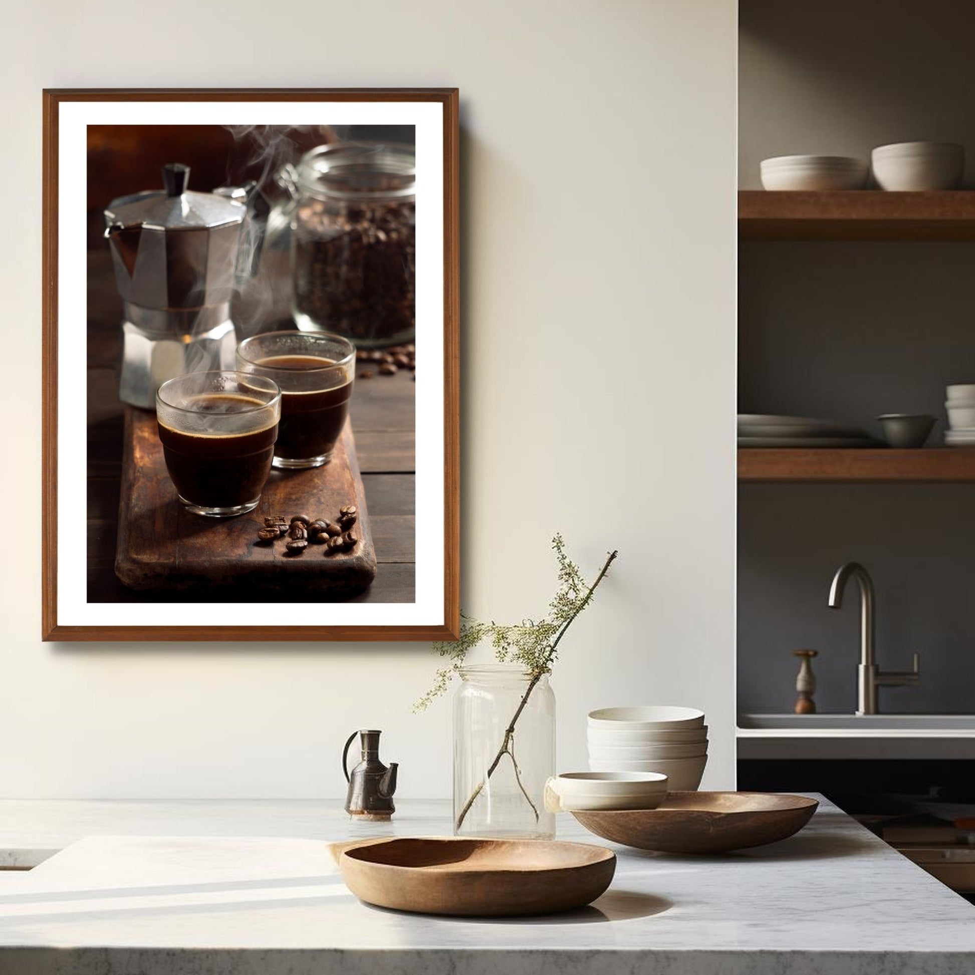 Dekorativ plakat av en tradisjonell Italiensk kaffebrygger og to rykende varme kopper espresso. Plakaten vil passe perfekt på en kjøkkenvegg, og skaper atmosfære på kjøkkenet. Det er nesten så man kan kjenne den gode kaffelukta. Plakaten har en hvir kant som gir bildet dybde og fremhever motivet. Illustrasjonen viser plakaten i eikeramme som henger på en vegg over en kjøkkenbenk.