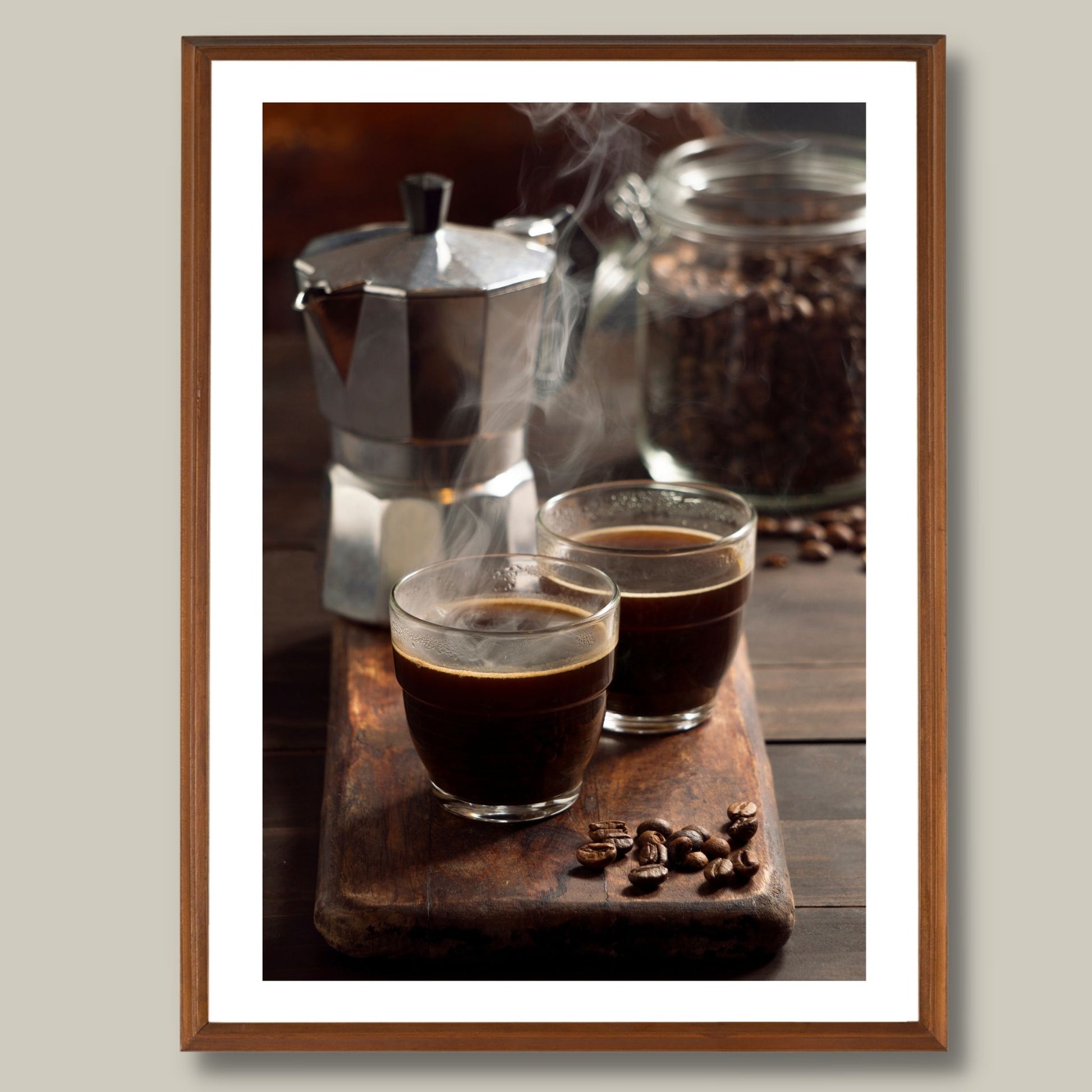 Dekorativ plakat av en tradisjonell Italiensk kaffebrygger og to rykende varme kopper espresso. Plakaten vil passe perfekt på en kjøkkenvegg, og skaper atmosfære på kjøkkenet. Det er nesten så man kan kjenne den gode kaffelukta. Plakaten har en hvir kant som gir bildet dybde og fremhever motivet. Illustrasjonen viser plakaten i eikeramme som henger på en vegg.