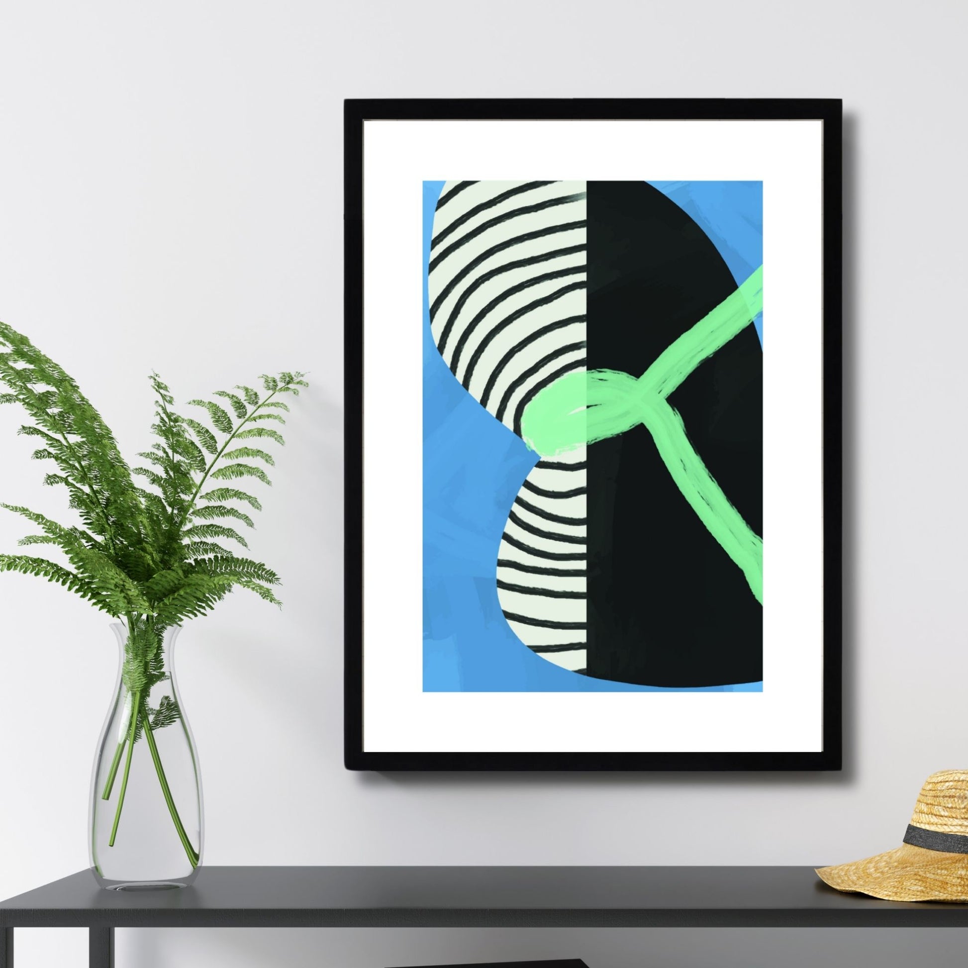 Modern Abstract Art No1 er en unik plakat som kombinerer abstrakte mønstre og dristige farger i svart, hvitt, blått og grønt. Illustrasjonsfoto viser plakaten i svart ramme.