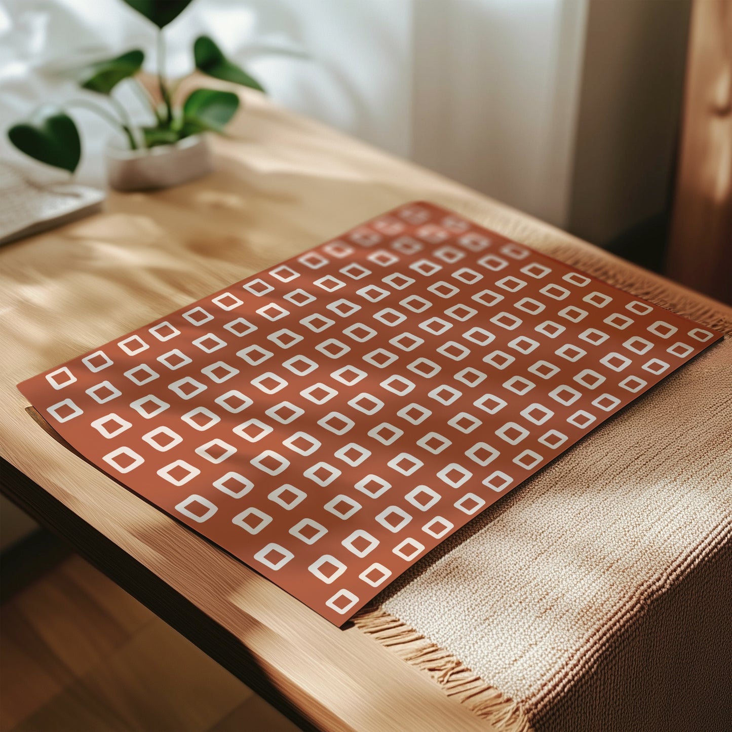 Dette unike designet kombinerer rustrøde toner med organiske, håndtegnede beige ruter som gir en leken og samtidig sofistikert estetikk.  Uten hvit kant.