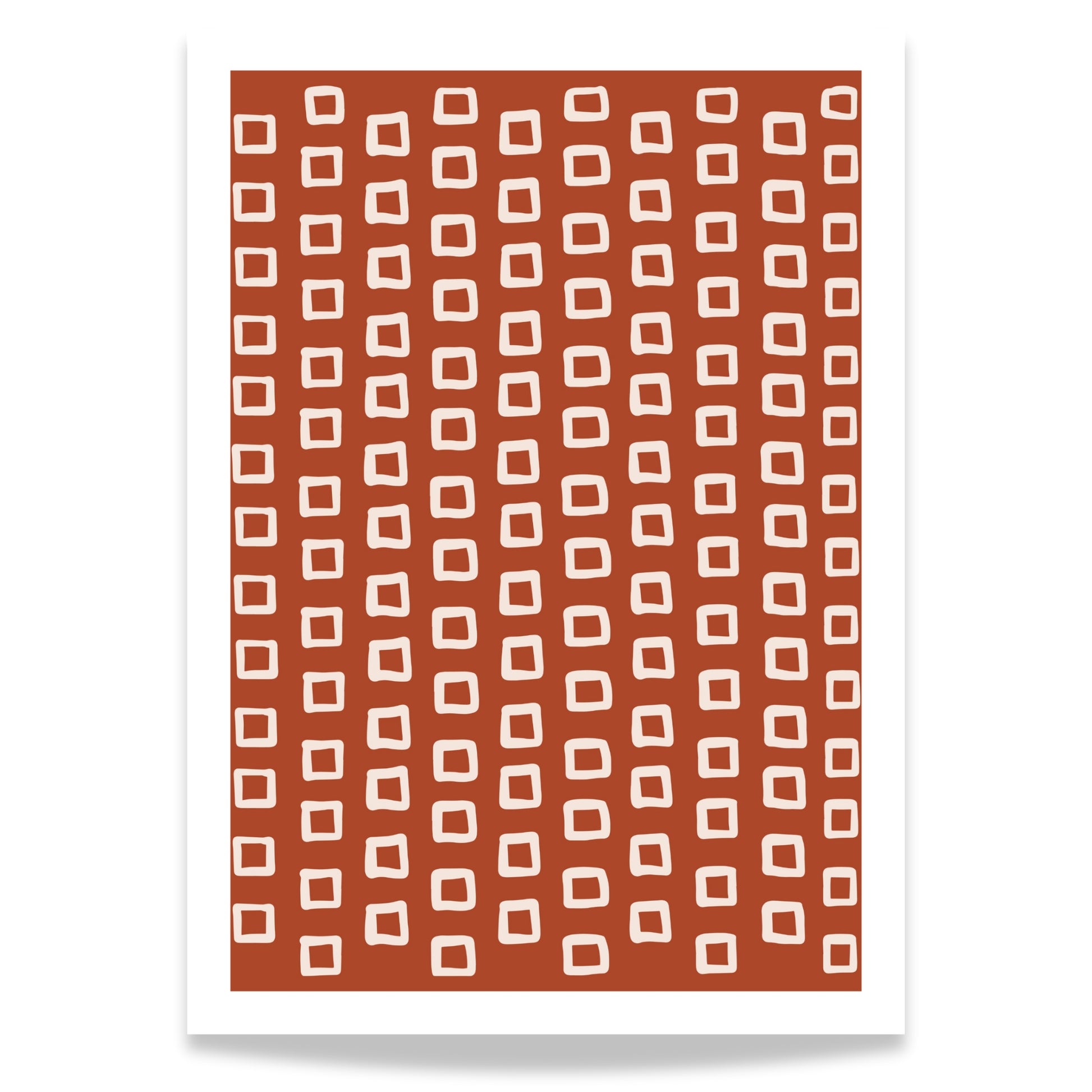Dette unike designet kombinerer rustrøde toner med organiske, håndtegnede beige ruter som gir en leken og samtidig sofistikert estetikk. 