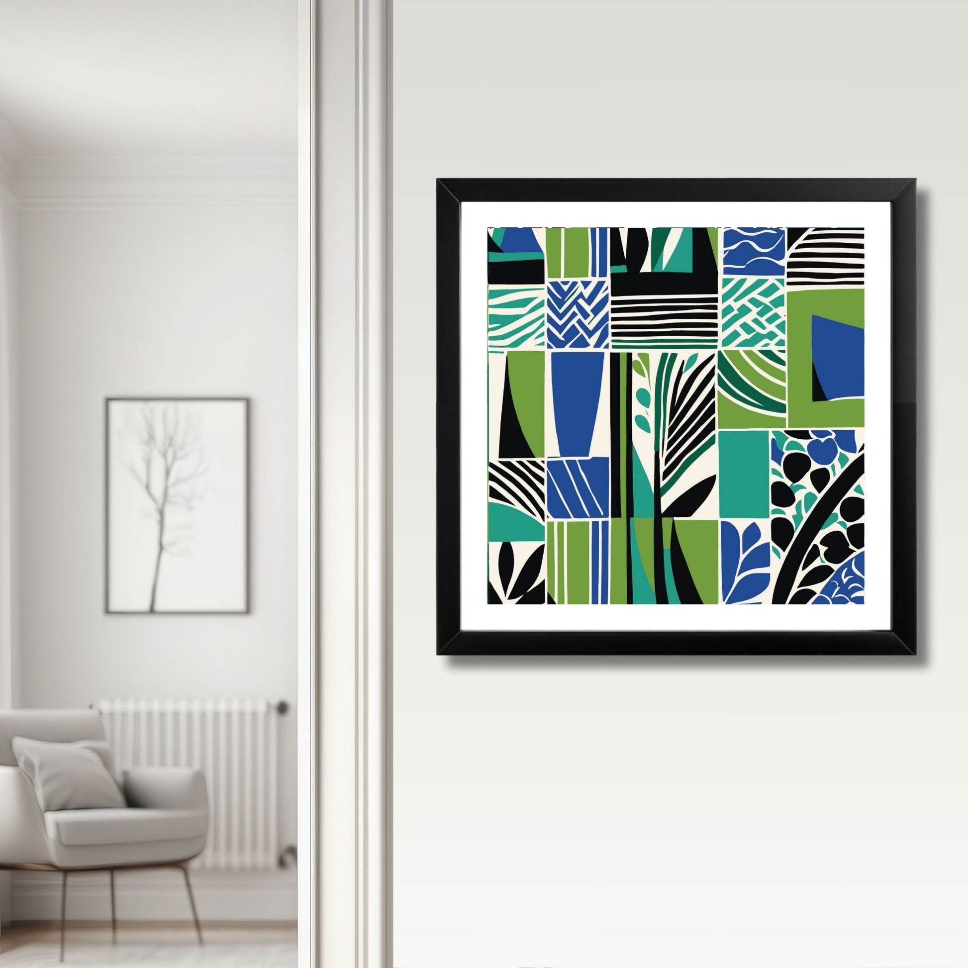 Dette kunstverket kombinerer abstrakte former og botaniske elementer i en dynamisk blanding av blå, grønne og svarte toner, perfekt for å skape et unikt fokuspunkt i ethvert rom. Illustrasjonen viser plakat i kvadratisk format med hvit kant, i sort ramme.
