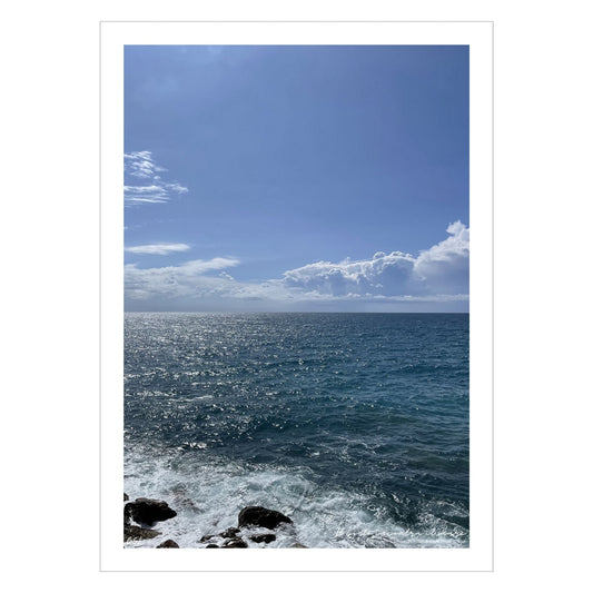 Motiv av Middelhavet ved Montereosso al Mare, en av de fem byene i Cinque Terre ved Liguriakysten i Italia. Bildet viser det blåe Middelhavet og himmel som møtes i horisonten. Dønninger fra havet skaper bølger ved land.