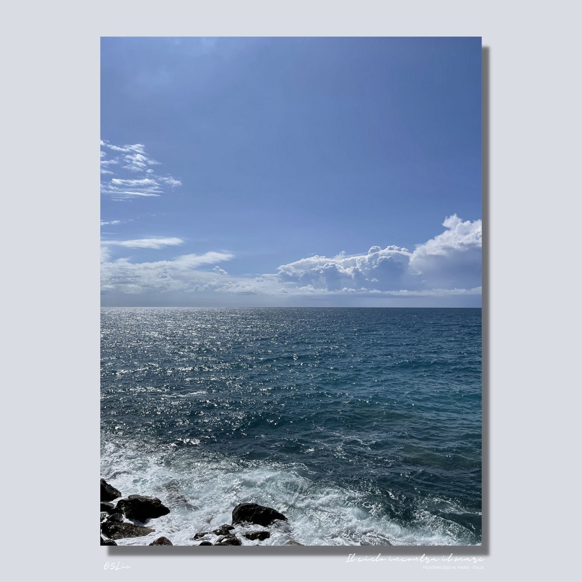 Motiv av Middelhavet ved Montereosso al Mare, en av de fem byene i Cinque Terre ved Liguriakysten i Italia. Bildet viser det blåe Middelhavet og himmel som møtes i horisonten. Dønninger fra havet skaper bølger ved land. Her er er bildet på lerretsduk. 