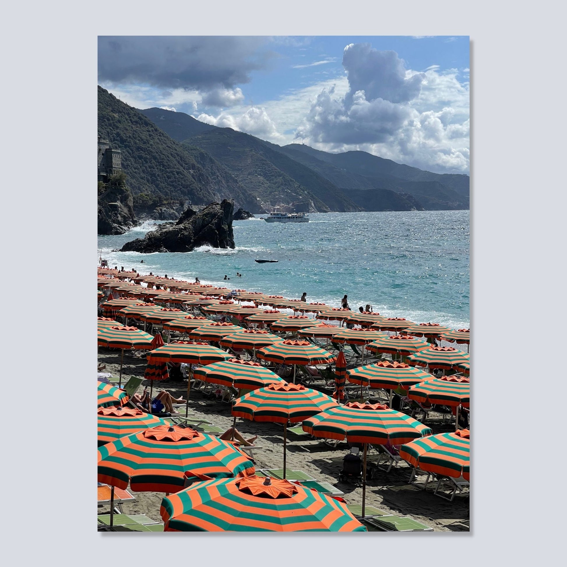 Plakaten viser den fine sandstranden ved Monterosso al Mare. De oransje og grønne parasollene som er "varemerke" for stranden, er systematisk satt opp i fem rekker. Himmelen er blå med noen skyer. Klippelandskapet mellom byenes går ned i havet til venstre på bildet. Plakaten er satt inn i sort ramme. Selve bildet har en hvit kant rundt. Bildet viser plakatmotivet på lerret.