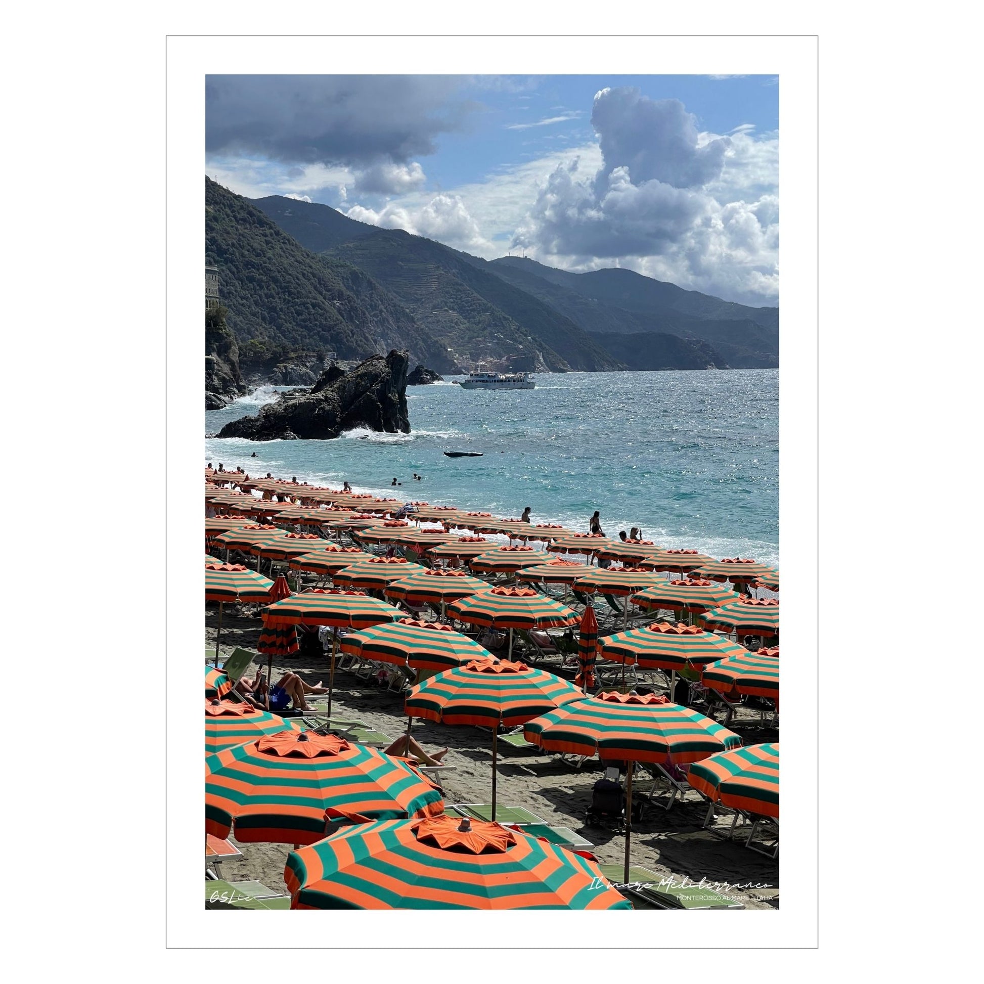 Plakaten viser den fine sandstranden ved Monterosso al Mare. De oransje og grønne parasollene som er "varemerke" for stranden, er systematisk satt opp i fem rekker. Himmelen er blå med noen skyer. Klippelandskapet mellom byenes går ned i havet til venstre på bildet.