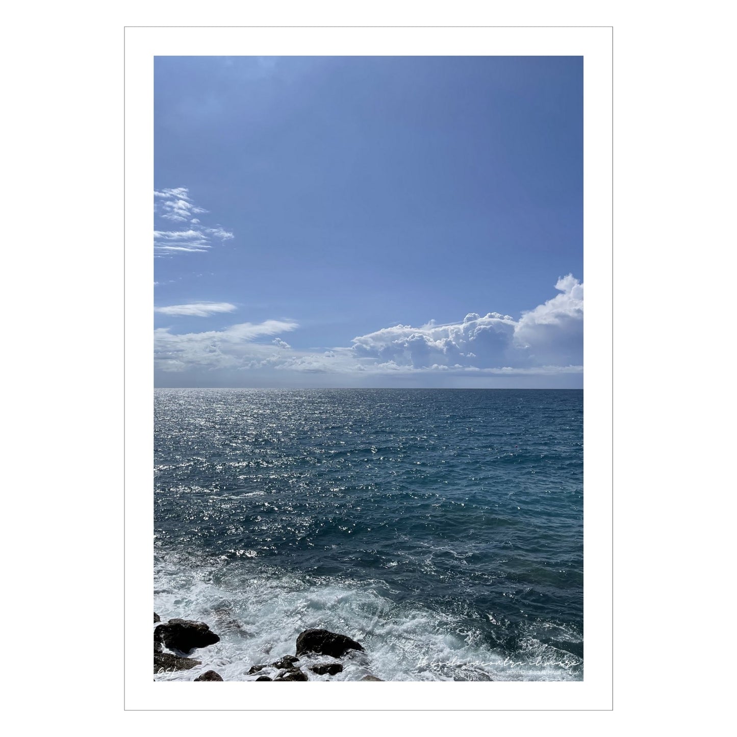 Motiv av Middelhavet ved Montereosso al Mare, en av de fem byene i Cinque Terre ved Liguriakysten i Italia. Bildet viser det blåe Middelhavet og himmel som møtes i horisonten. 