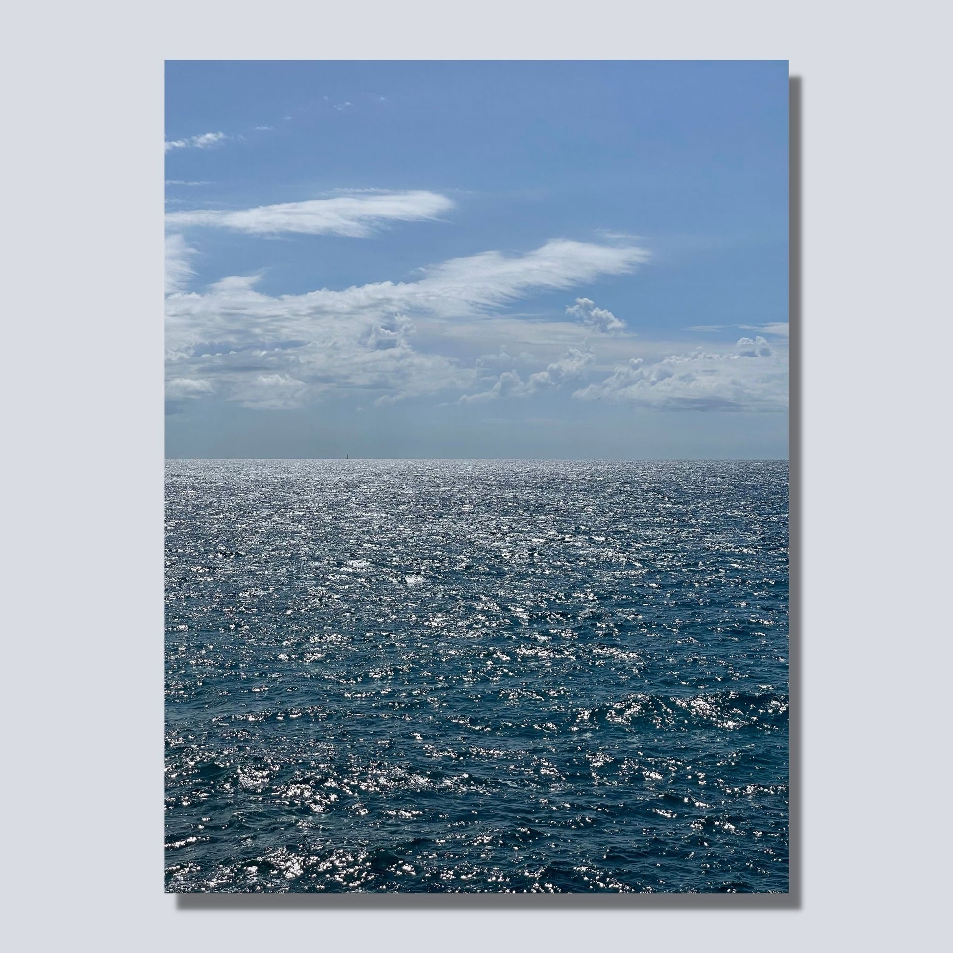 Motiv av Middelhavet ved Montereosso al Mare, en av de fem byene i Cinque Terre ved Liguriakysten i Italia. Bildet viser det blåe Middelhavet og himmel som møtes i horisonten. Her er er bildet på lerretsduk.. 