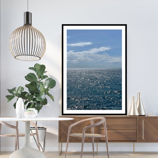 Motiv av Middelhavet ved Montereosso al Mare, en av de fem byene i Cinque Terre ved Liguriakysten i Italia. Bildet viser det blåe Middelhavet og himmel som møtes i horisonten. Her er plakaten er satt inn i sort ramme. Bildet har en hvit kant rundt. 