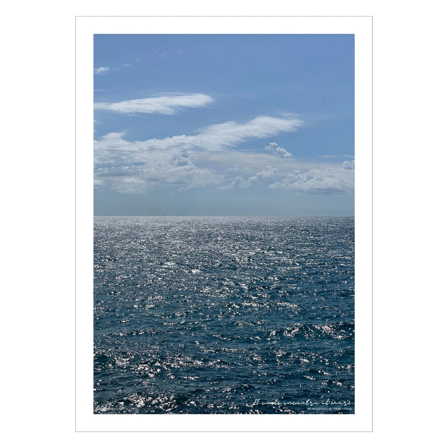 Motiv av Middelhavet ved Montereosso al Mare, en av de fem byene i Cinque Terre ved Liguriakysten i Italia. Bildet viser det blåe Middelhavet og himmel som møtes i horisonten. 