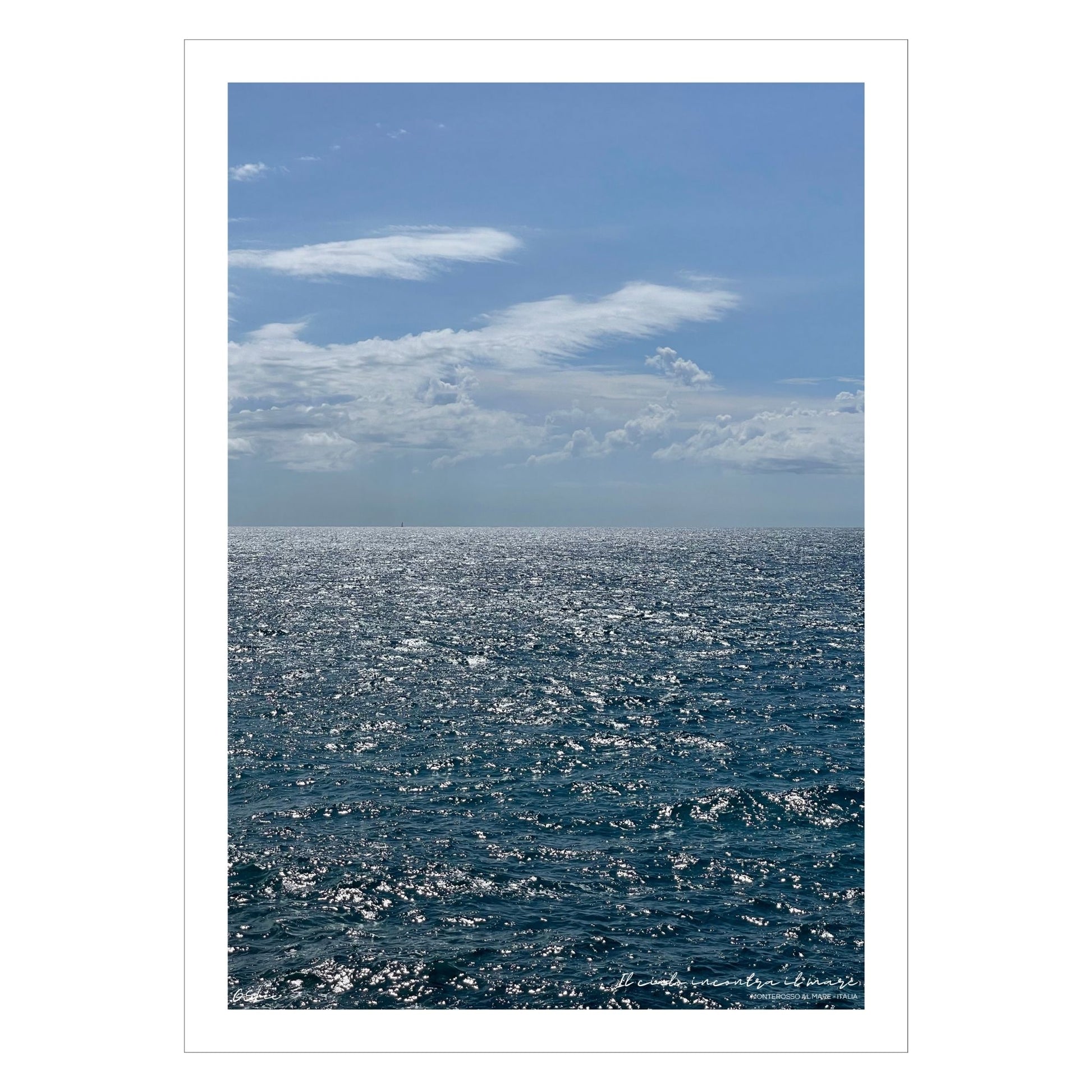 Motiv av Middelhavet ved Montereosso al Mare, en av de fem byene i Cinque Terre ved Liguriakysten i Italia. Bildet viser det blåe Middelhavet og himmel som møtes i horisonten. 