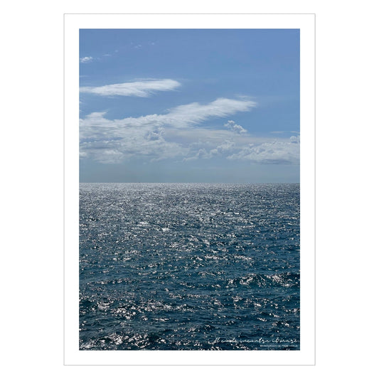Motiv av Middelhavet ved Montereosso al Mare, en av de fem byene i Cinque Terre ved Liguriakysten i Italia. Bildet viser det blåe Middelhavet og himmel som møtes i horisonten. 