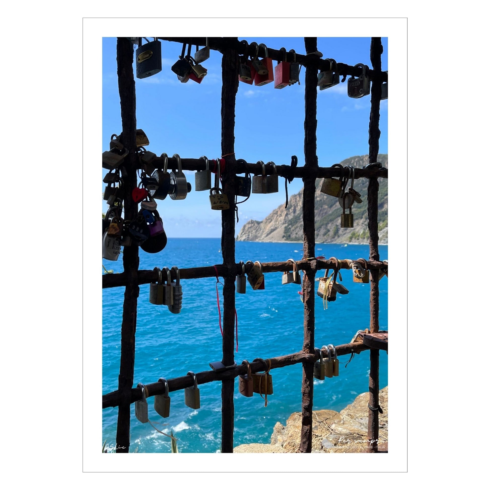 Bildet viser en mur med en åpning med et gitter, der det er hengt opp hengelås med håp om et langt liv i kjærlighet. Gjennom gitteret ses det blåe Middelhavet og klippene som går ned i sjøen.