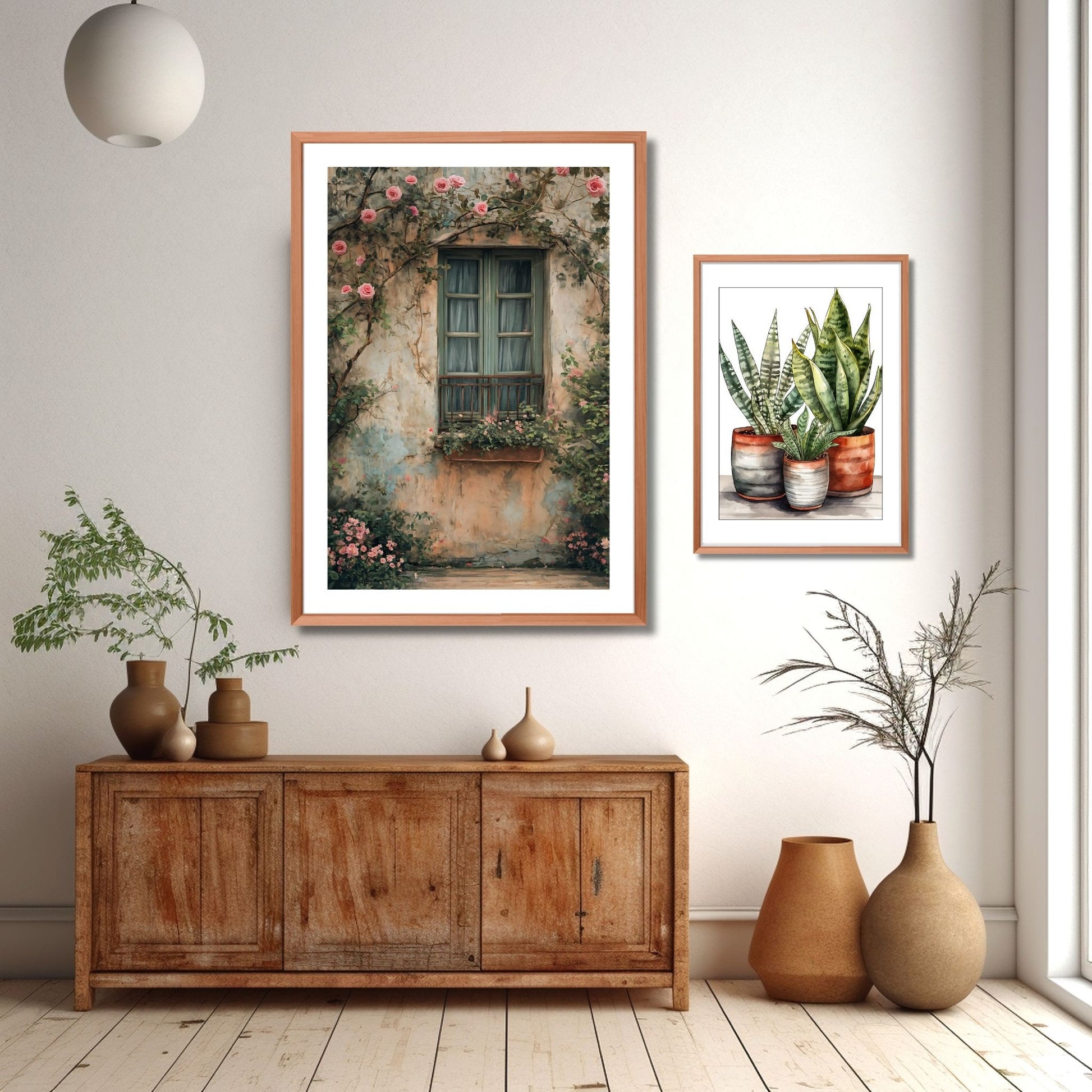 Fotografi av et vindu med grønne karmer på et gammelt hus. Foran vinduet henger en blomsterkasse og rundt vinduet vokser et rosetre med rosa blomster. Illustrasjon viser foto i eikeramme på en vegg over et skap.