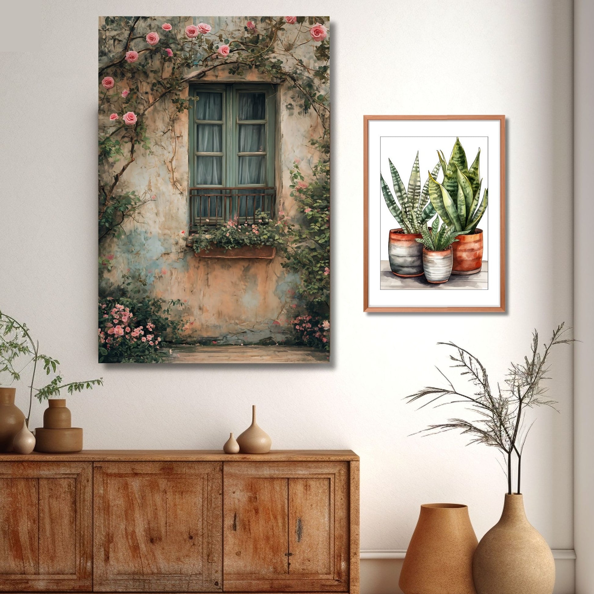 Fotografi av et vindu med grønne karmer på et gammelt hus. Foran vinduet henger en blomsterkasse og rundt vinduet vokser et rosetre med rosa blomster. Illustrasjonen viser fotografiet på lerret over et skap.
