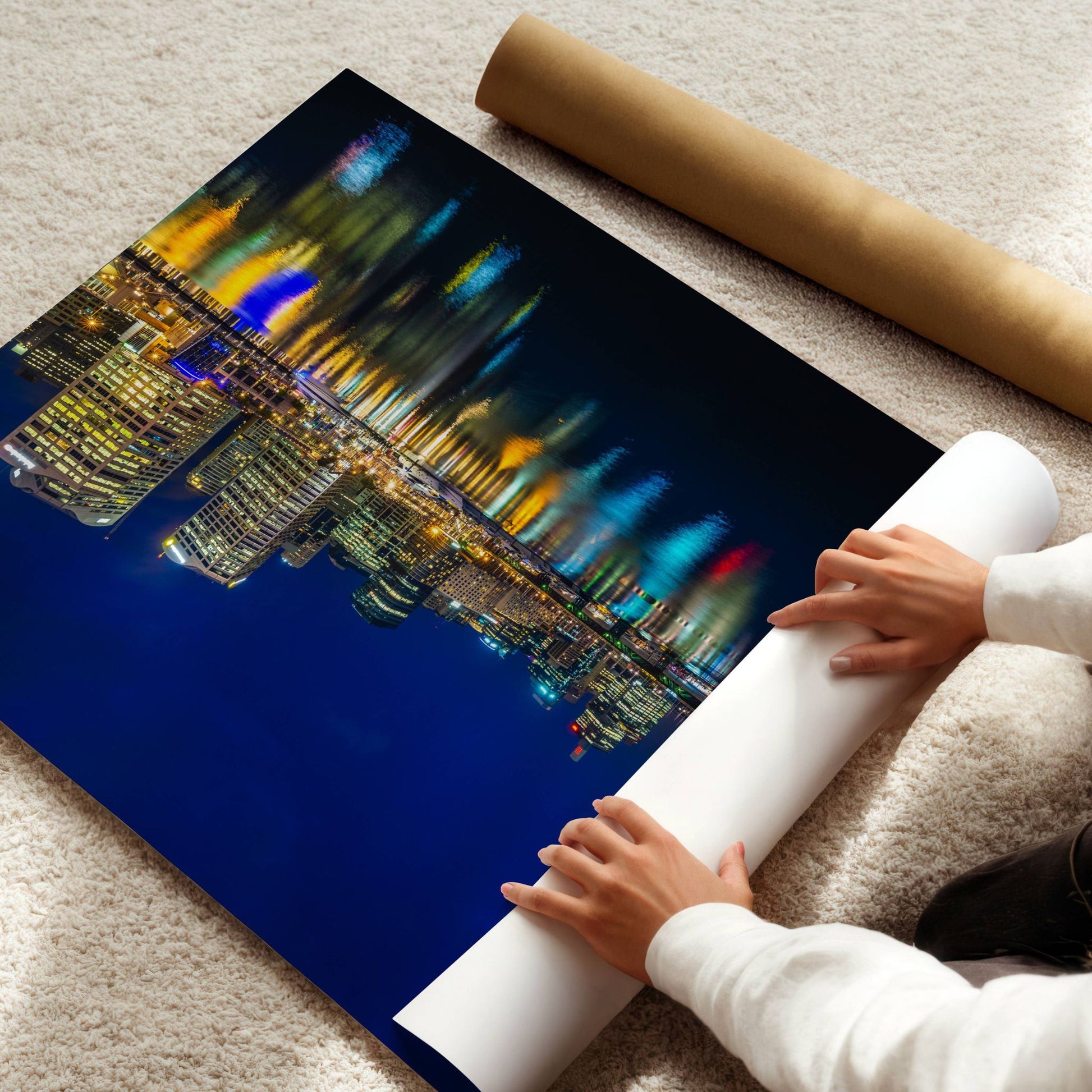 Opplev storbyens magi med Natt i Darling Harbour – Plakat eller Lerret. Illustrasjon viser motivet som plakat uten hvit kantlinje på print.