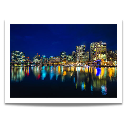 Opplev storbyens magi med Natt i Darling Harbour – Plakat eller Lerret. 
