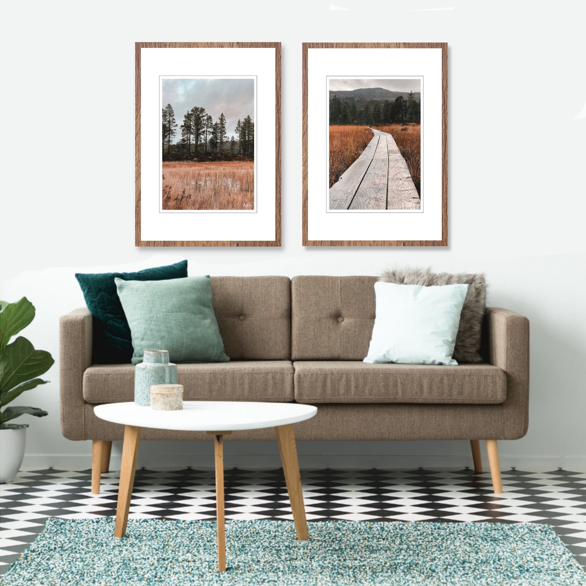 Ta naturen inn i rommet med plakat av norsk natur! Nå kan du dekorere veggen din med høstbilder fra Fergeli i Trøndelag. Her henger to bilder fra Fergelig på en en vegg over en sofa.