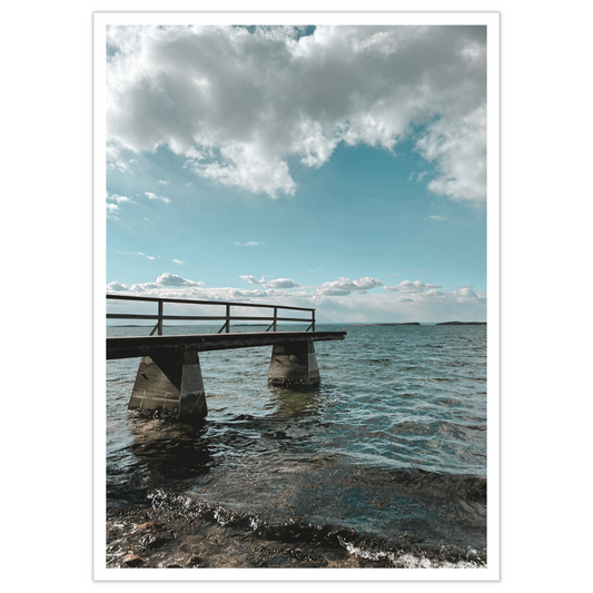 Gammel brygge, sjø, blå himmel og hvite skyer ved Rubingen, Saltnes. Vakkert norsk kystlandskap i Østfold som vil være dekorativ på en fotoplakat. 