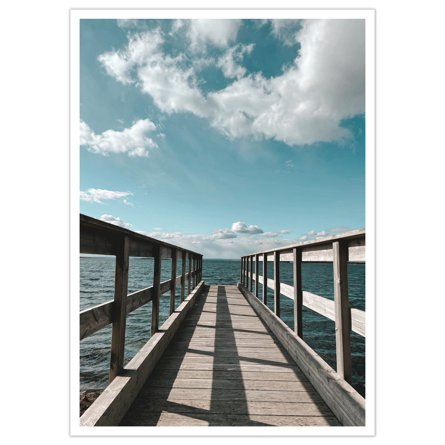 Gammel brygge, sjø, blå himmel og hvite skyer ved Rubingen, Saltnes. Vakkert norsk kystlandskap i Østfold som vil være dekorativ på en fotoplakat. 