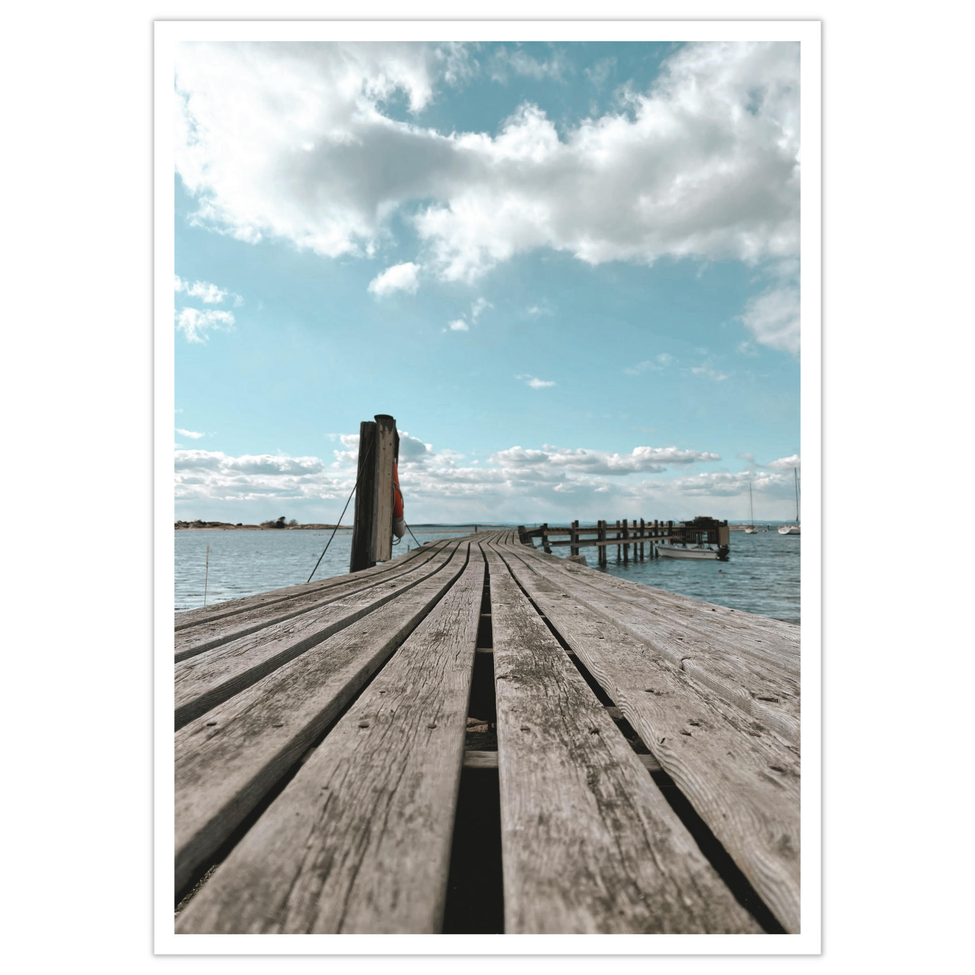 Gammel brygge, sjø, blå himmel og hvite skyer ved Saltholmen, Saltnes. Vakkert norsk kystlandskap i Østfold som vil være dekorativ på en fotoplakat. 