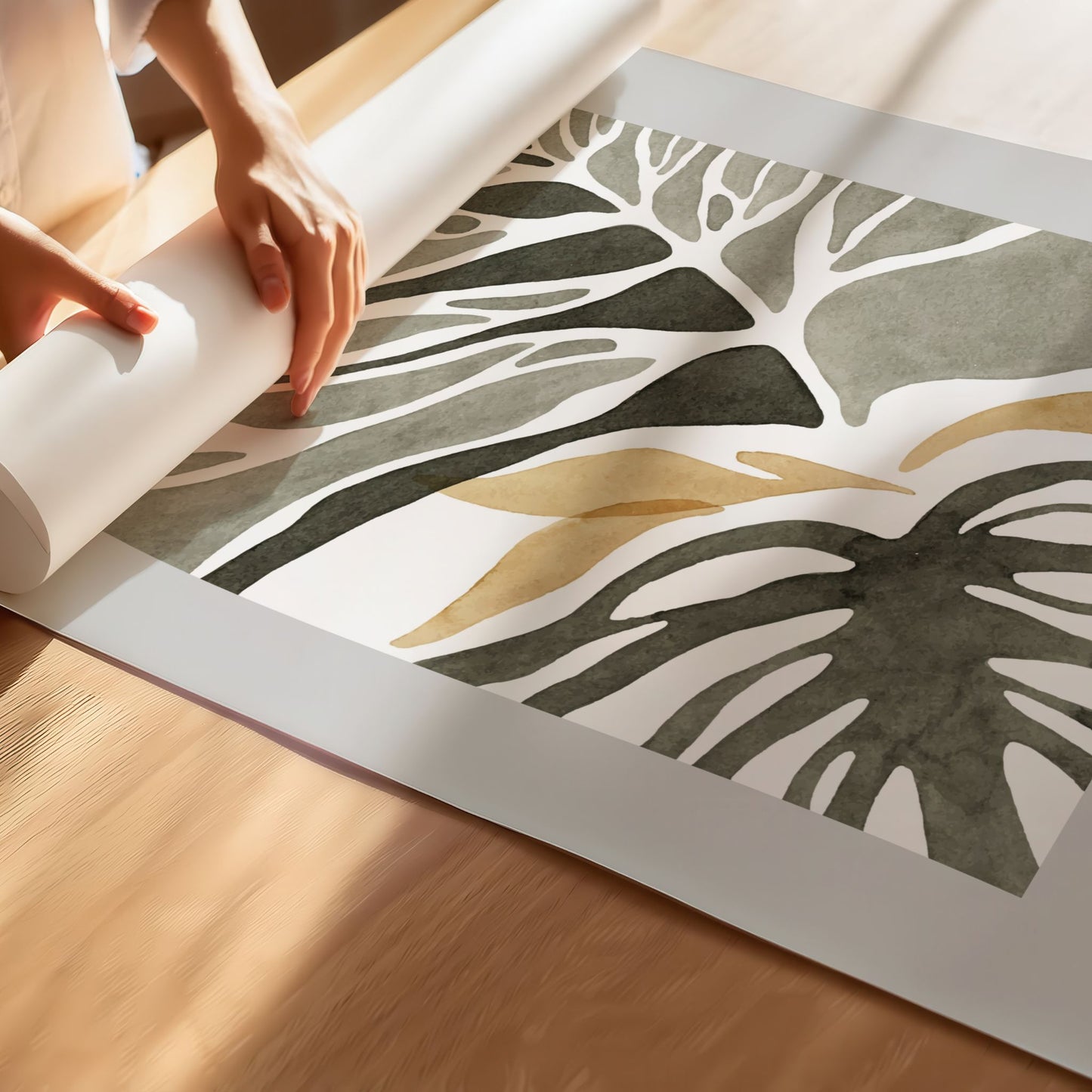 Dette unike kunstverket viser linjer og årer som minner om blader og blomster, malt i delikate akvarelltoner av grønt og beige. Plakaten har en bred, grå kant. 