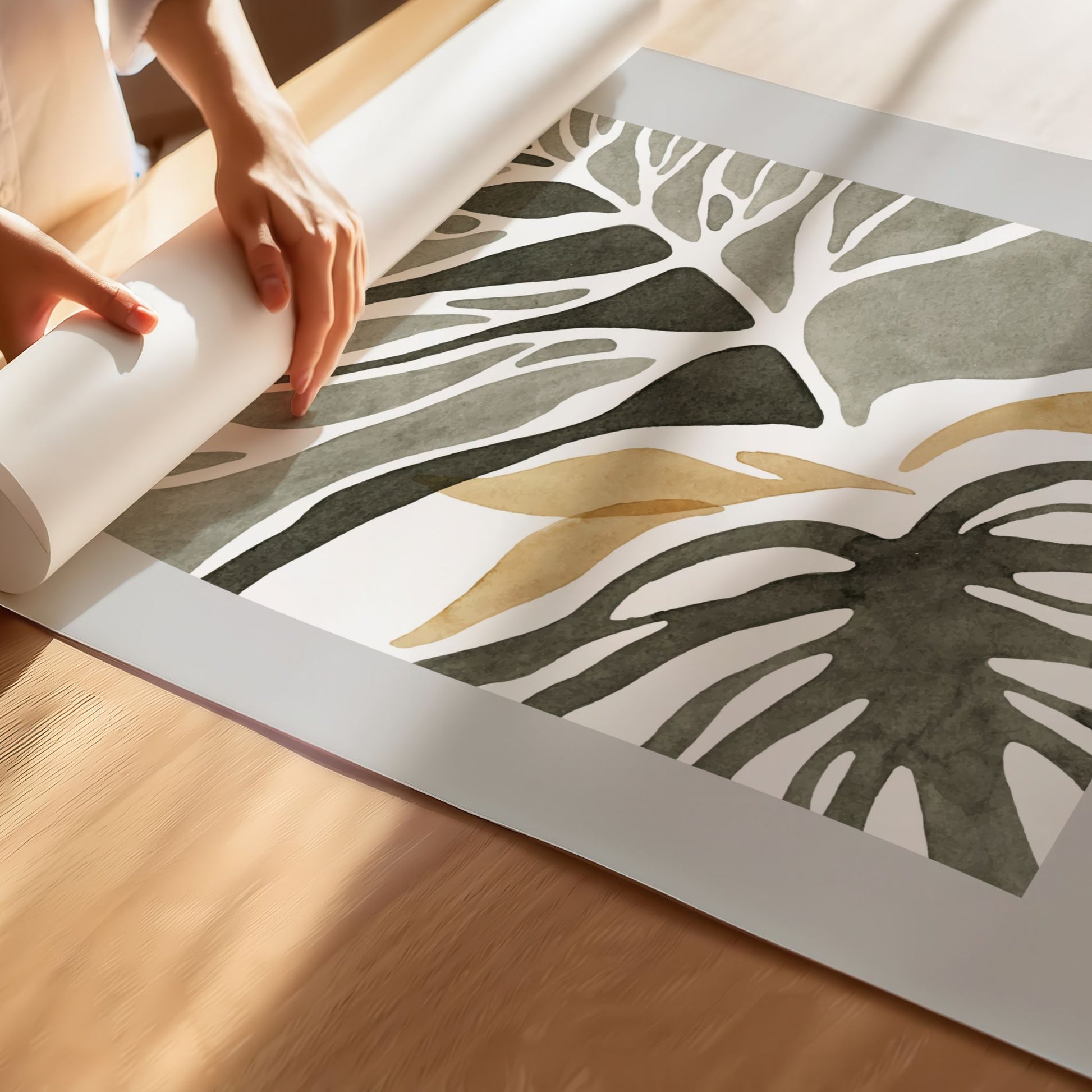 Dette unike kunstverket viser linjer og årer som minner om blader og blomster, malt i delikate akvarelltoner av grønt og beige. Plakaten har en bred, grå kant. 