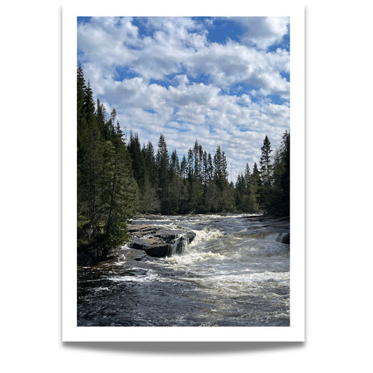 Dette dramatiske motivet viser fossen Nedre Brandseggfoss i Ogndal, der vannmassene presser seg gjennom klippeformasjoner og skaper både lyd og liv.