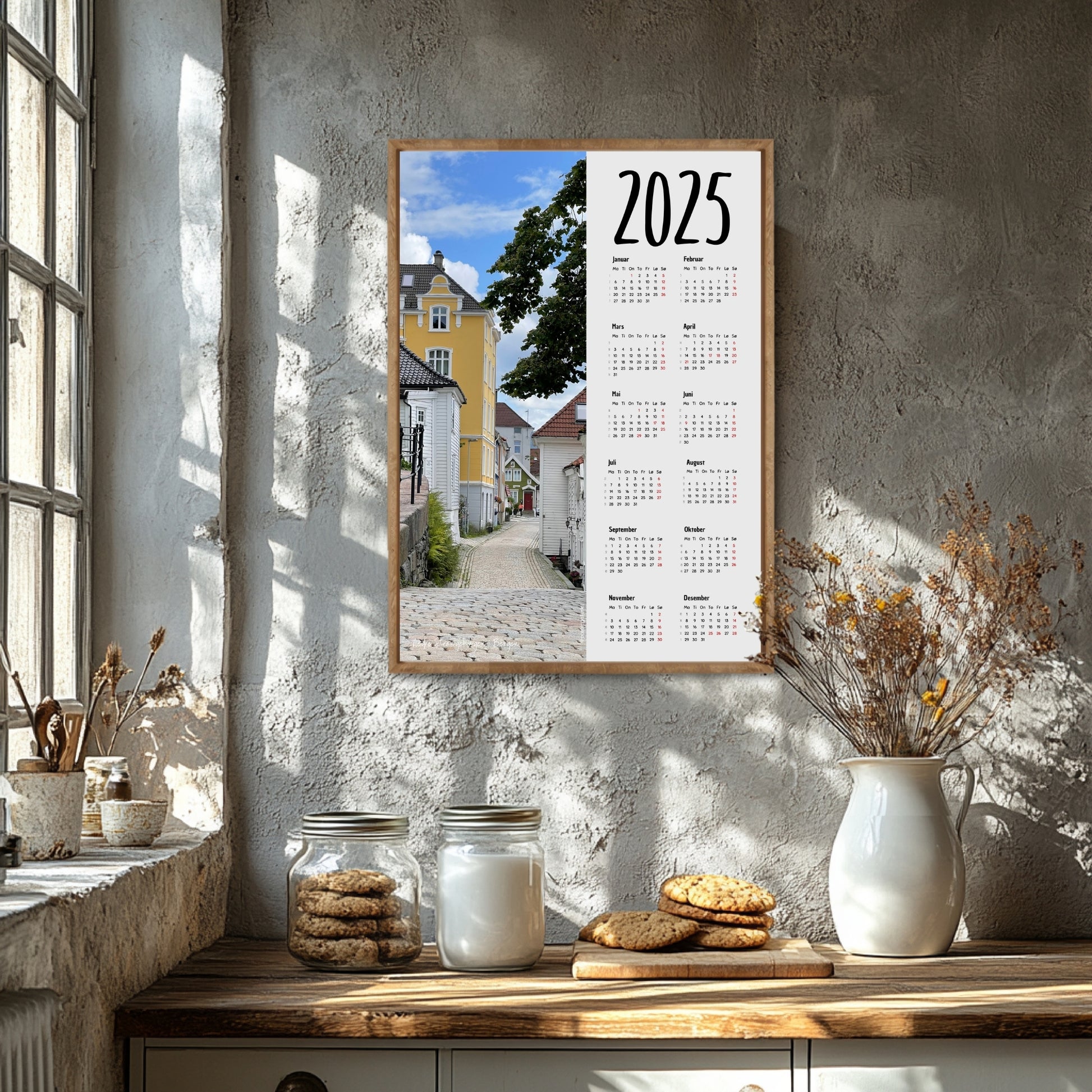 Oppdag den unike Bergen Plakatkalender 2025, en praktisk og vakker måte å holde oversikt over året på!. Motiv fra Nedre Strangehagen.