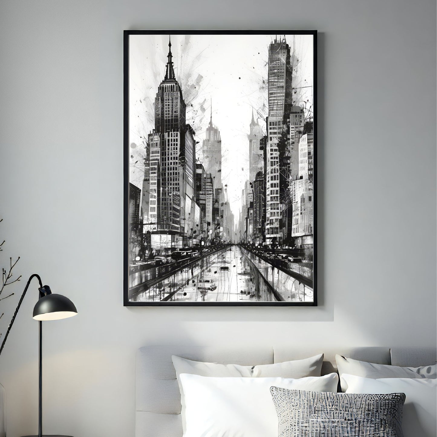 Dette unike kunstverket kombinerer den ikoniske arkitekturen fra New Yorks skyline med et kreativt, abstrakt uttrykk. Illustrasjon viser plakat i en sort ramme på et soverom.
