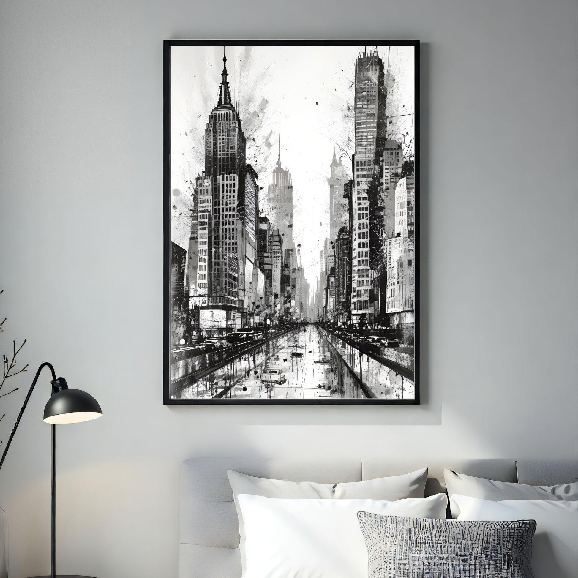 Dette unike kunstverket kombinerer den ikoniske arkitekturen fra New Yorks skyline med et kreativt, abstrakt uttrykk. Illustrasjon viser plakat i en sort ramme på et soverom.