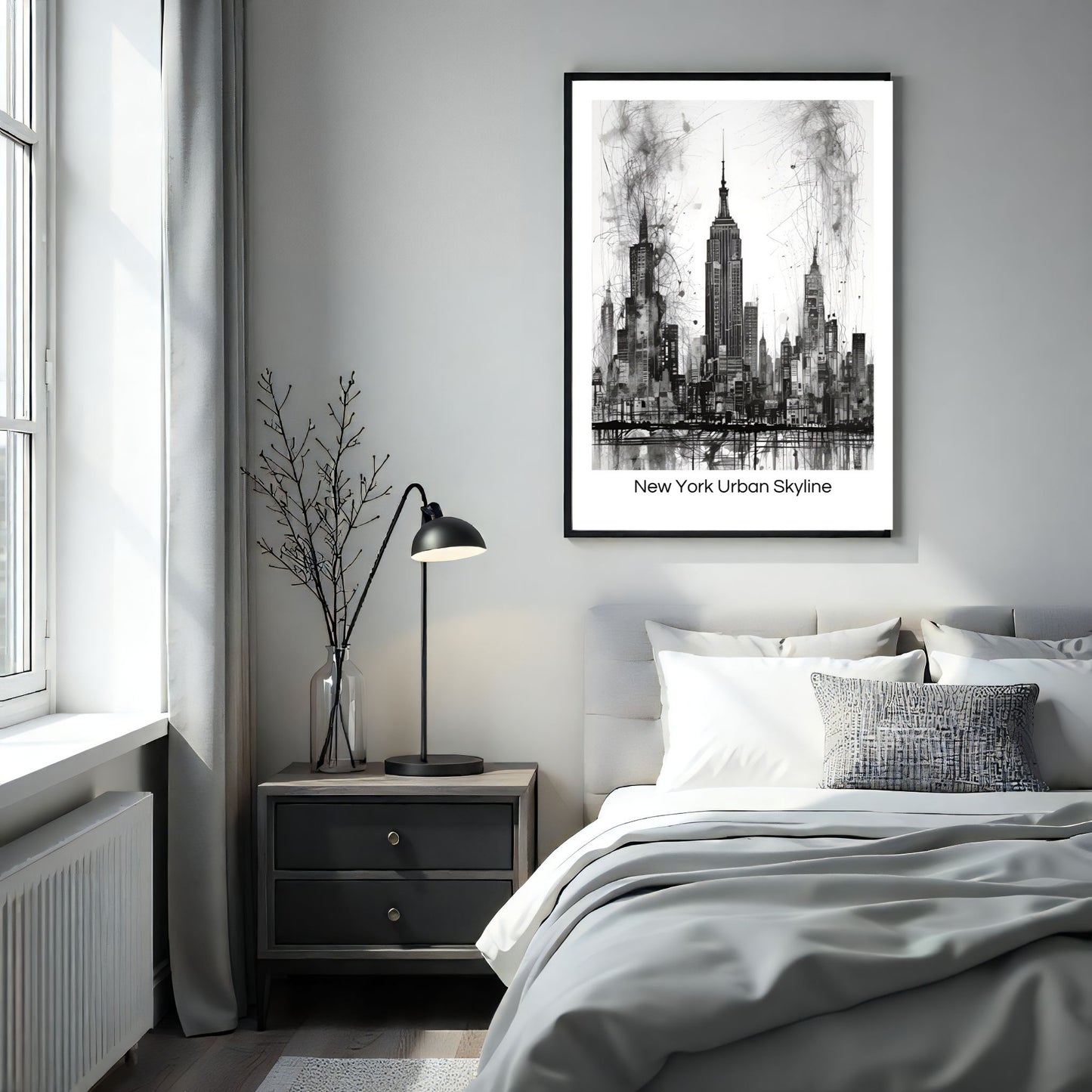Dette stilfulle kunstverket fanger essensen av New Yorks ikoniske skyline med en moderne, abstrakt tilnærming. Illustrasjon viser plakat med tekst i sort ramme på et soverom.