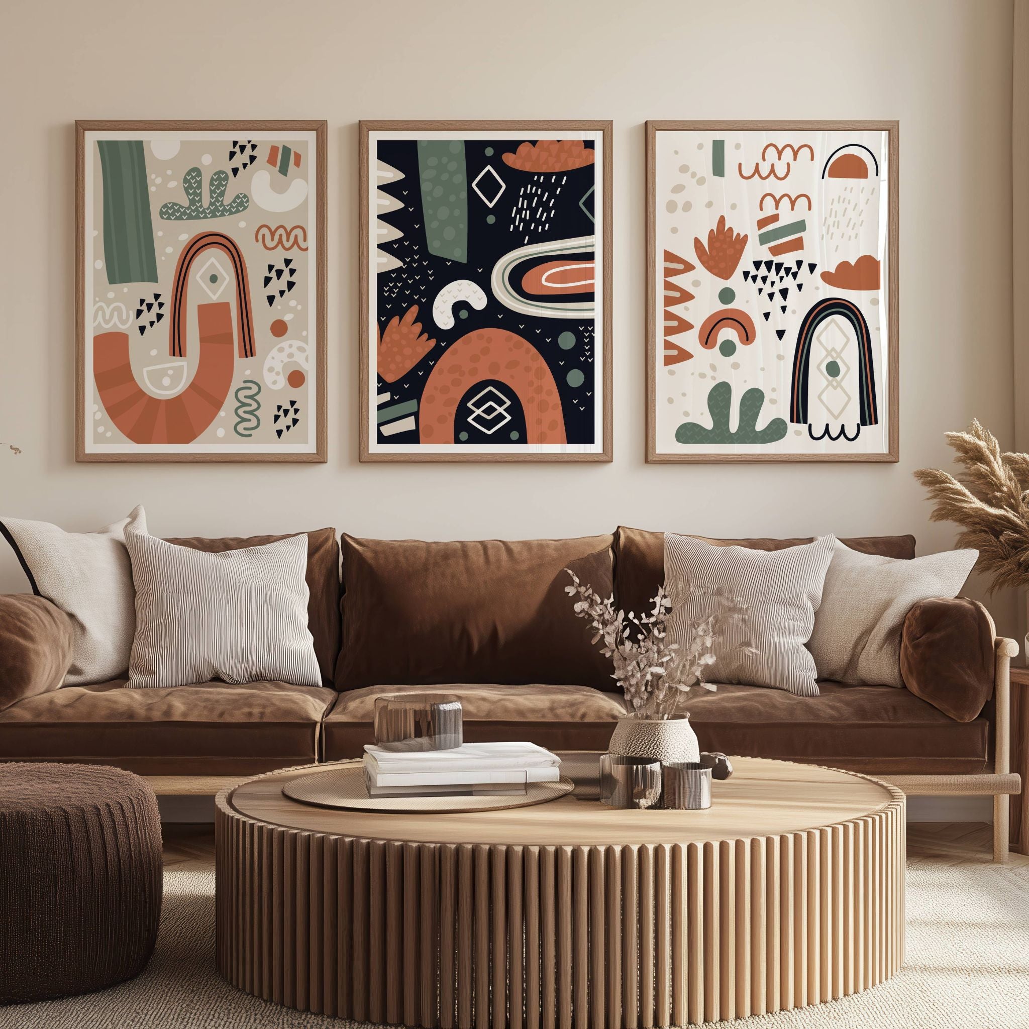 Nordic Abstractions Collection – 3 grafiske plakater. Illustrasjon viser plakatserien i rammer av eik på en vegg over en sofa.