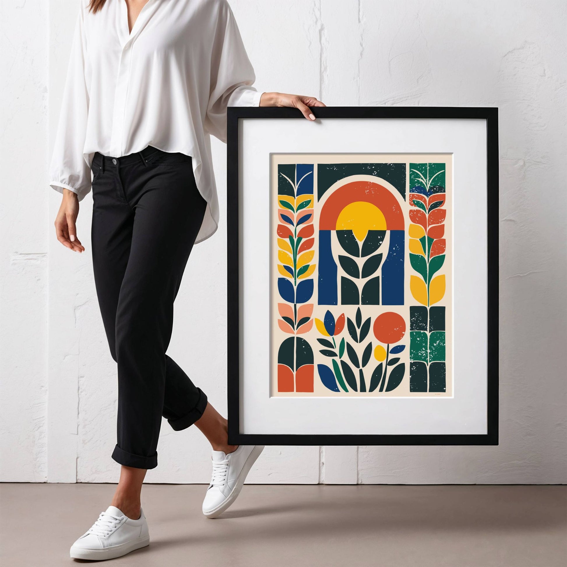  Nordic Bloom, en levende og fargerik botanisk kunstplakat som kombinerer moderne skandinavisk design med et retroinspirert uttrykk. Illustrasjon viser plakat med passepartout i sort ramme.