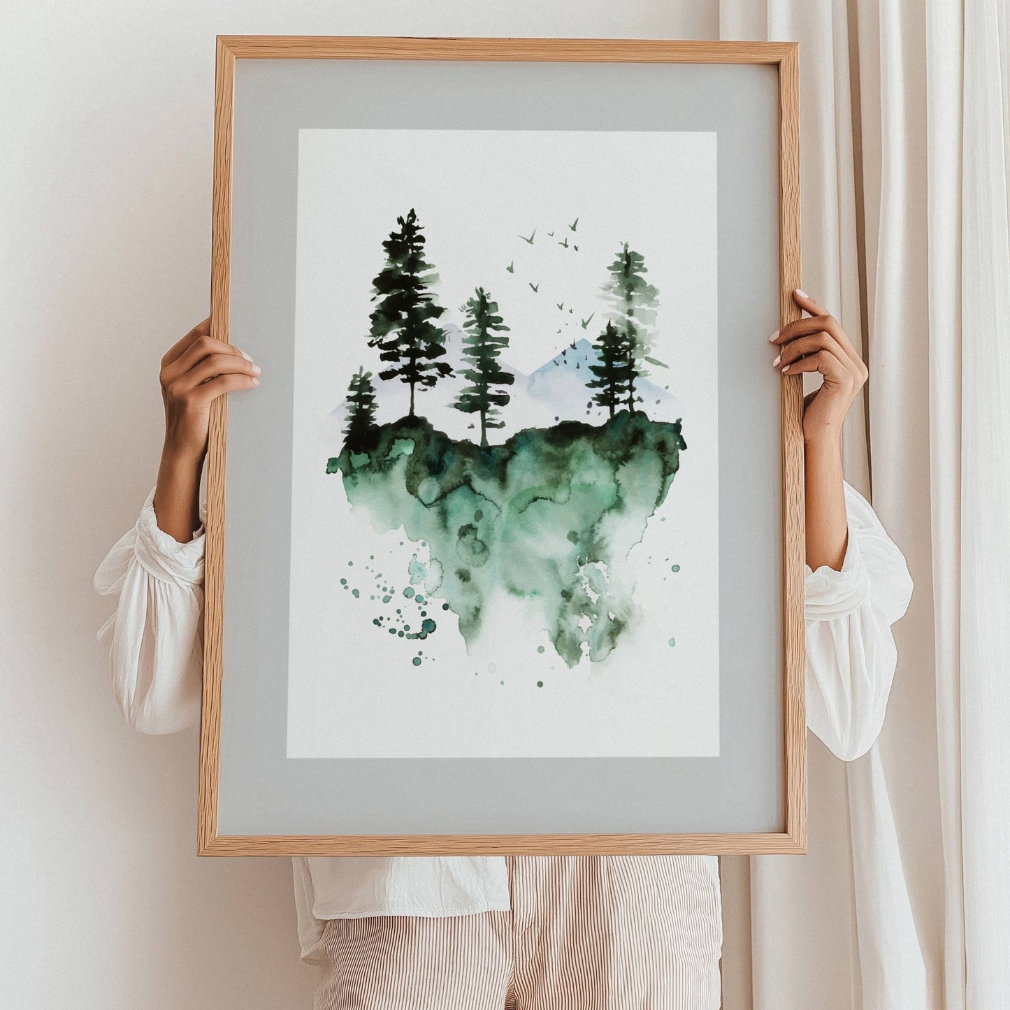 Nordic Serenity, en elegant akvarellplakat som fanger essensen av en svevende skog. Illustrasjon viser plakat i eik ramme.