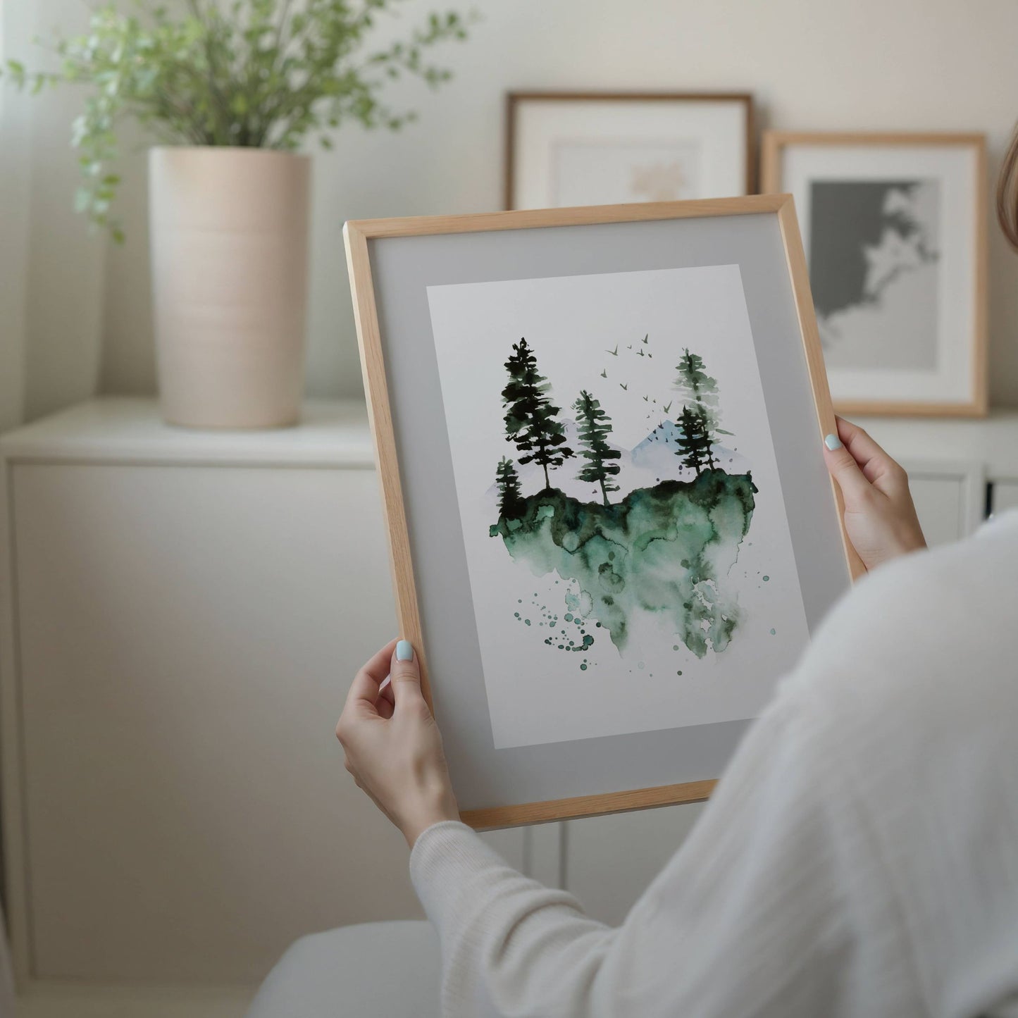 Nordic Serenity, en elegant akvarellplakat som fanger essensen av en svevende skog. Illustrasjon viser plakat i eik ramme.