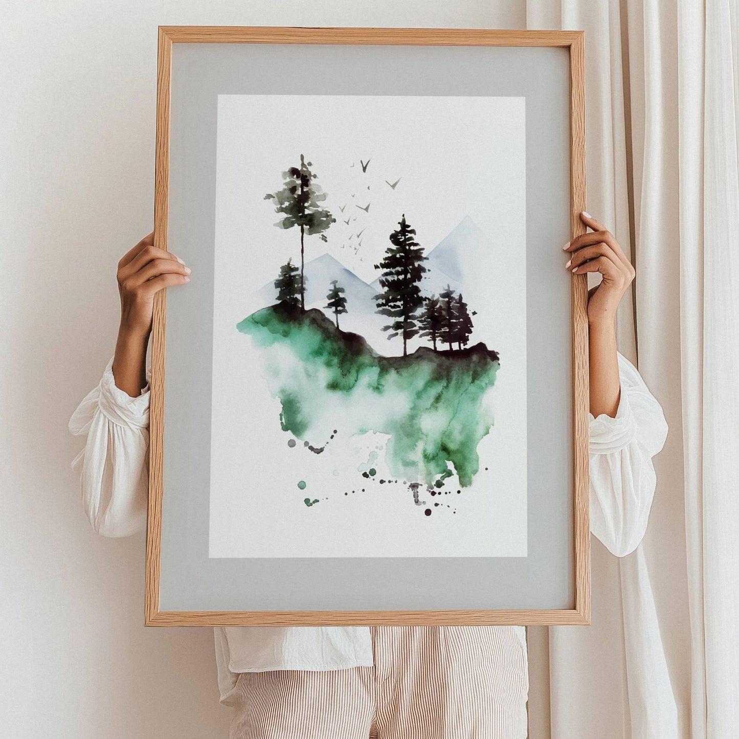  Nordic Serenity No2, en elegant akvarellplakat som fanger essensen av en svevende skog. Illustrasjon viser plakat i eik ramme.